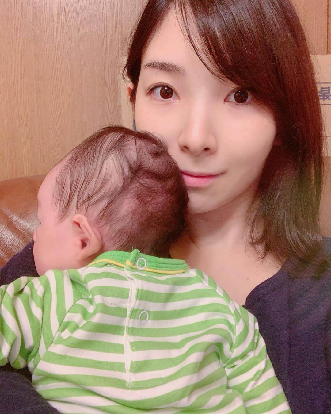 永峰絵里加のインスタグラム：「👦🏻💋💋💋👶🏻💦 ・ 弟に毎日キスしまくる兄。笑 泣いてるとコレ楽しいよとお気に入りのおもちゃも持ってきてくれます☺️・ でも渡し方がまだ分からないから弟の顔の上に置いてくのだけど。笑笑  今日からついに抱っこもしたがるようになったけど彼にはまだ重くて持てません〜😅・ 優しくしてくれてありがとうね、お兄ちゃん^ ^  ・ ・ ・ ・ #brothers #baby #newborn #myson #2児ママ #年子育児 #ママライフ #新生児のいる生活」