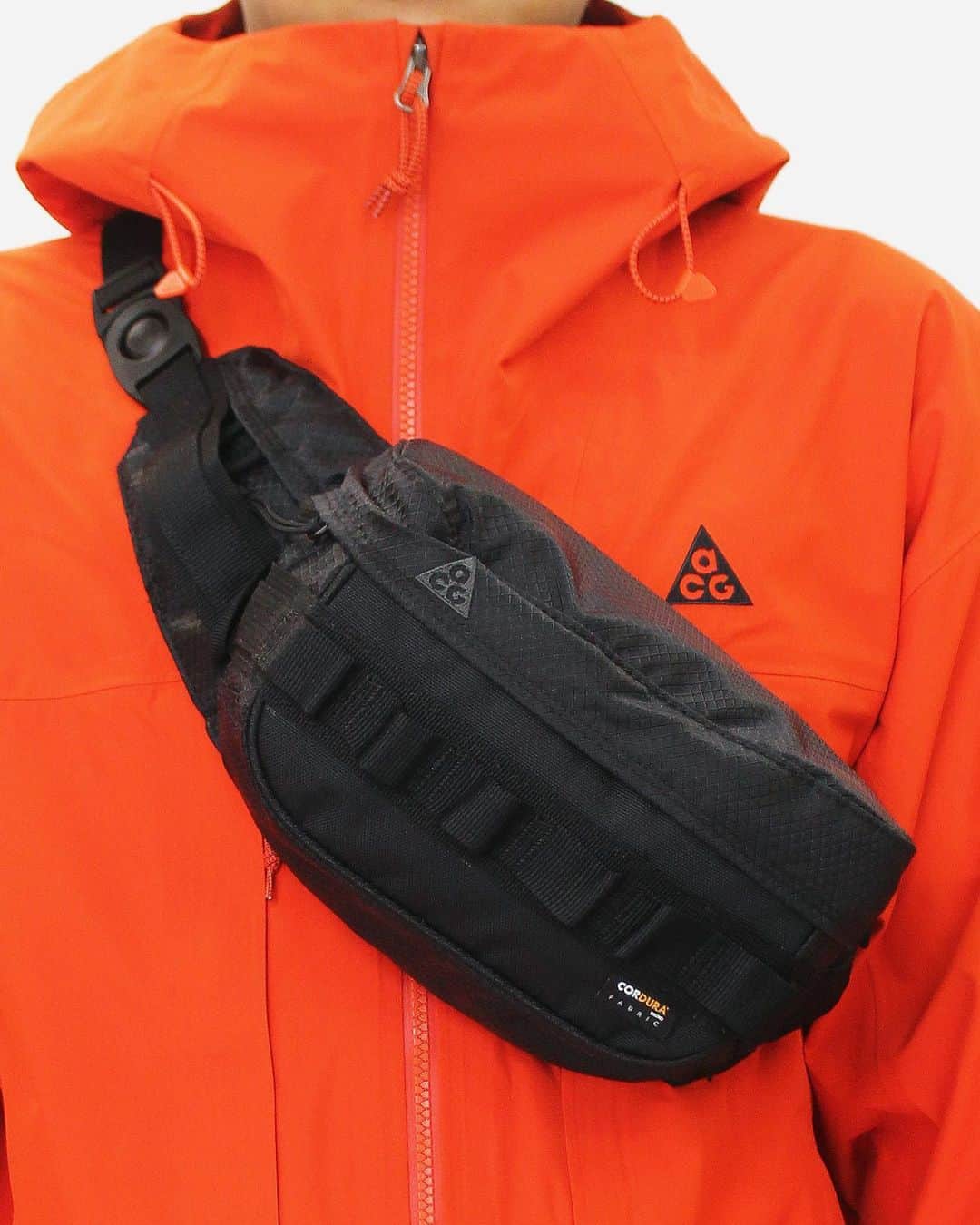 A+Sのインスタグラム：「in stock now  ■NIKE ACG KARST CORE SMALL ITEM COLOR : BLACK SIZE : W 45㎝ × D 9㎝ × H 15㎝ (3L) PRICE : ¥7,000 (+TAX)  究極の機能性。耐久性に優れ丈夫なナイキ ACG カースト ファニー パックは、ちょっとした外出にぴったりのバッグ。 複数のジッパー付きコンパートメントは、貴重品の収納に最適。ヒップベルトは、好みのフィット感に調整できます。 デイジーチェーンのウェビングはACGスタイルにアクセントを添えるだけでなく、クリップを使用して簡単にアイテムを追加できます。  Ultimate functionality. The durable and durable Nike ACG Caste Funny Pack is the perfect bag for a quick outing. Multiple zippered compartments ideal for storing valuables. The hip belt can be adjusted to your preferred fit. Daisy chain webbing not only accents ACG style, but also makes it easy to add items with clips.  #a_and_s #ACG #NIKE #NIKEACG #NIKEACGKARSTCORESMALLITEM #SUSTAINABLE」