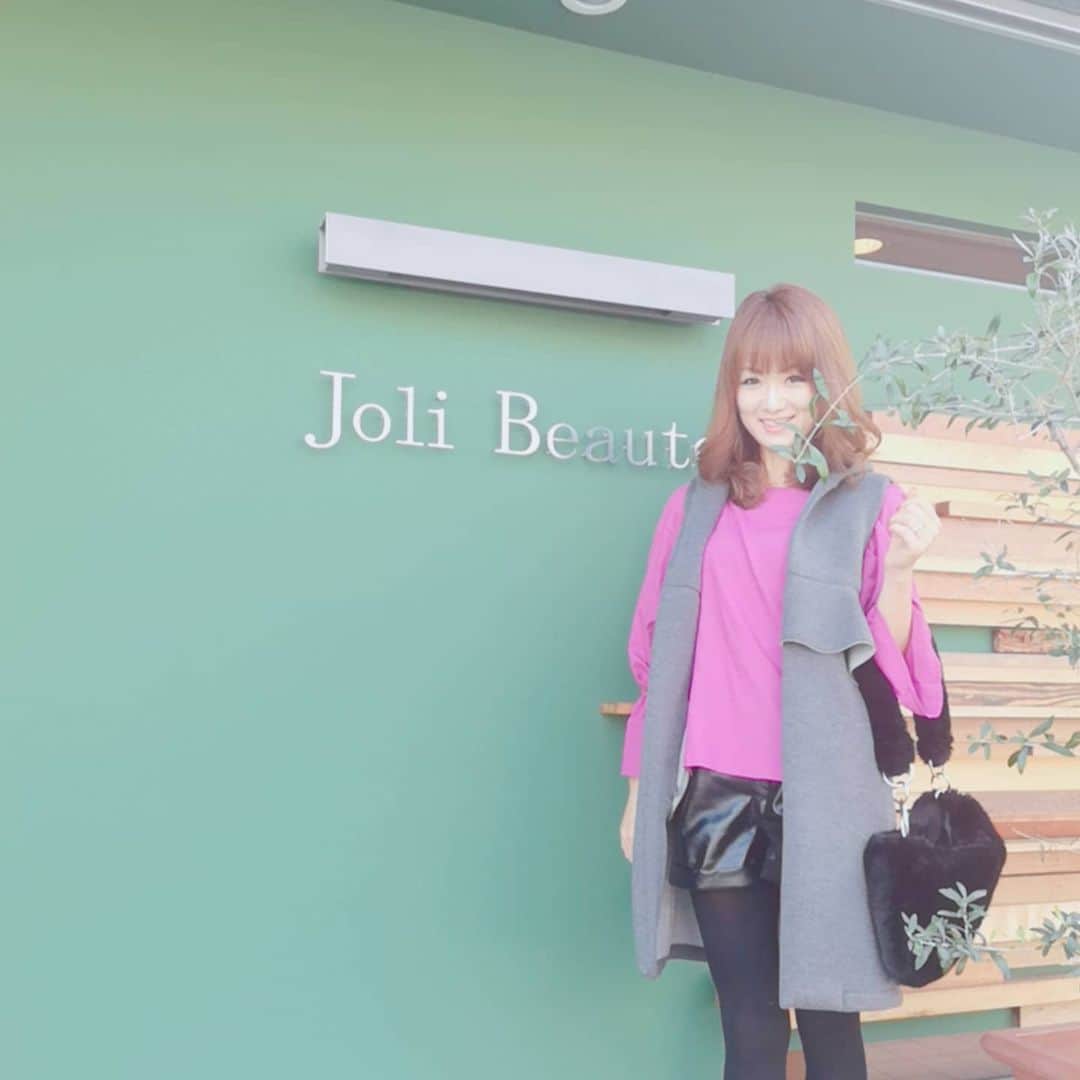 中島彩のインスタグラム：「月に１度の贅沢時間❤️　 @jolibeaute.official でのお手入れが、幸せなご褒美です😍 よもぎハーブ蒸しは、体の芯から温めることで、素晴らしい効能がいっぱい✨ たくさん汗をかいて老廃物を流すのが気持ちいい～💕 特にこれからの冷えが気になる季節には本当にオススメ✨  強めマッサージでしっかり流してもらうマッサージは至福❤️ごりごりとリンパを流してもらうと体が軽い～💕　 毎回生き返ります😍 オールハンドのフェイシャル、エレクトロリフティングは通いだしてから欠かせないメニュー✨ 毎回オプションで小顔調整と生プラセンタ導入もお願いしています❤️ リフトアップとお肌のトーンアップ、くすみの一掃は直後から実感💕 毛穴が気になっていたので、毛穴クリーンもお願いしました😘 終わったあとは毛穴が目立たなくなりツルツル✨年齢を重ねると目立ちやすくなる毛穴ケア❤️私の一押し✨  @jolibeaute.official #苦楽園口エステ #エステサロン　#オールハンドエステ #マッサージ　#アンチエイジング　#エイジングケア　#リフトアップ　#トーンアップ #よもぎハーブ蒸し　#毛穴ケア」