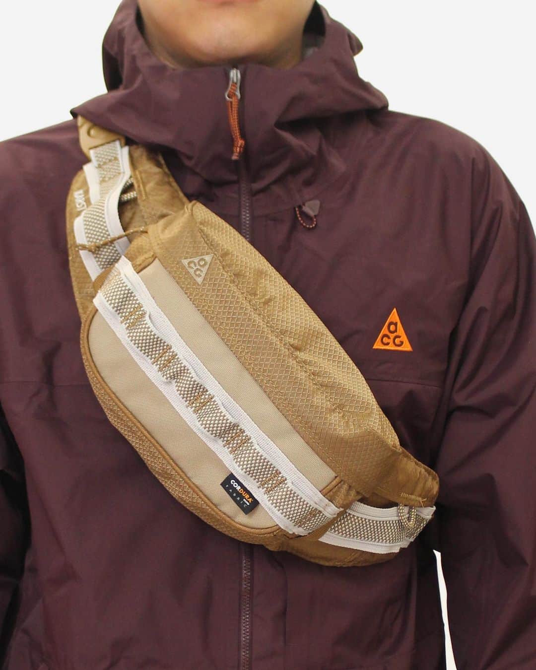 A+Sのインスタグラム：「in stock now  ■NIKE ACG KARST CORE SMALL ITEM COLOR : BEIGE SIZE : W 45㎝ × D 9㎝ × H 15㎝ (3L) PRICE : ¥7,000 (+TAX)  究極の機能性。耐久性に優れ丈夫なナイキ ACG カースト ファニー パックは、ちょっとした外出にぴったりのバッグ。 複数のジッパー付きコンパートメントは、貴重品の収納に最適。ヒップベルトは、好みのフィット感に調整できます。 デイジーチェーンのウェビングはACGスタイルにアクセントを添えるだけでなく、クリップを使用して簡単にアイテムを追加できます。  Ultimate functionality. The durable and durable Nike ACG Caste Funny Pack is the perfect bag for a quick outing. Multiple zippered compartments ideal for storing valuables. The hip belt can be adjusted to your preferred fit. Daisy chain webbing not only accents ACG style, but also makes it easy to add items with clips.  #a_and_s #ACG #NIKE #NIKEACG #NIKEACGKARSTCORESMALLITEM #SUSTAINABLE」