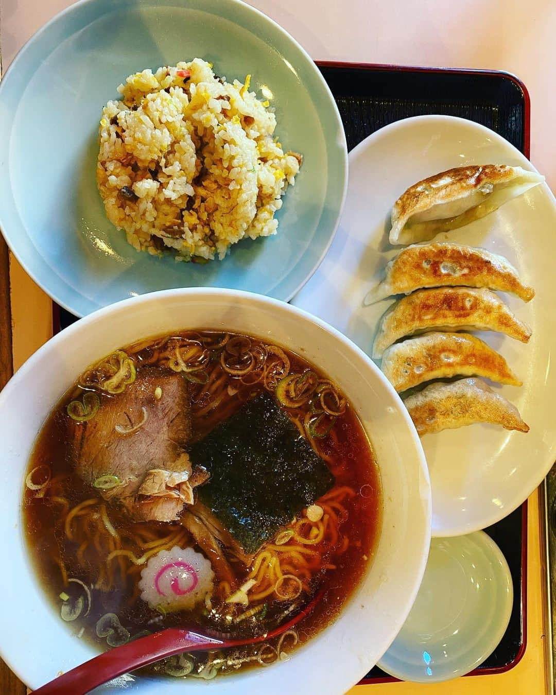 初恋タローさんのインスタグラム写真 - (初恋タローInstagram)「醤油ラーメン。  寿楽うます。  多分 一番やないかな。  #1番 #寿楽 #四谷三丁目」11月28日 16時22分 - hatsukoitarooooo