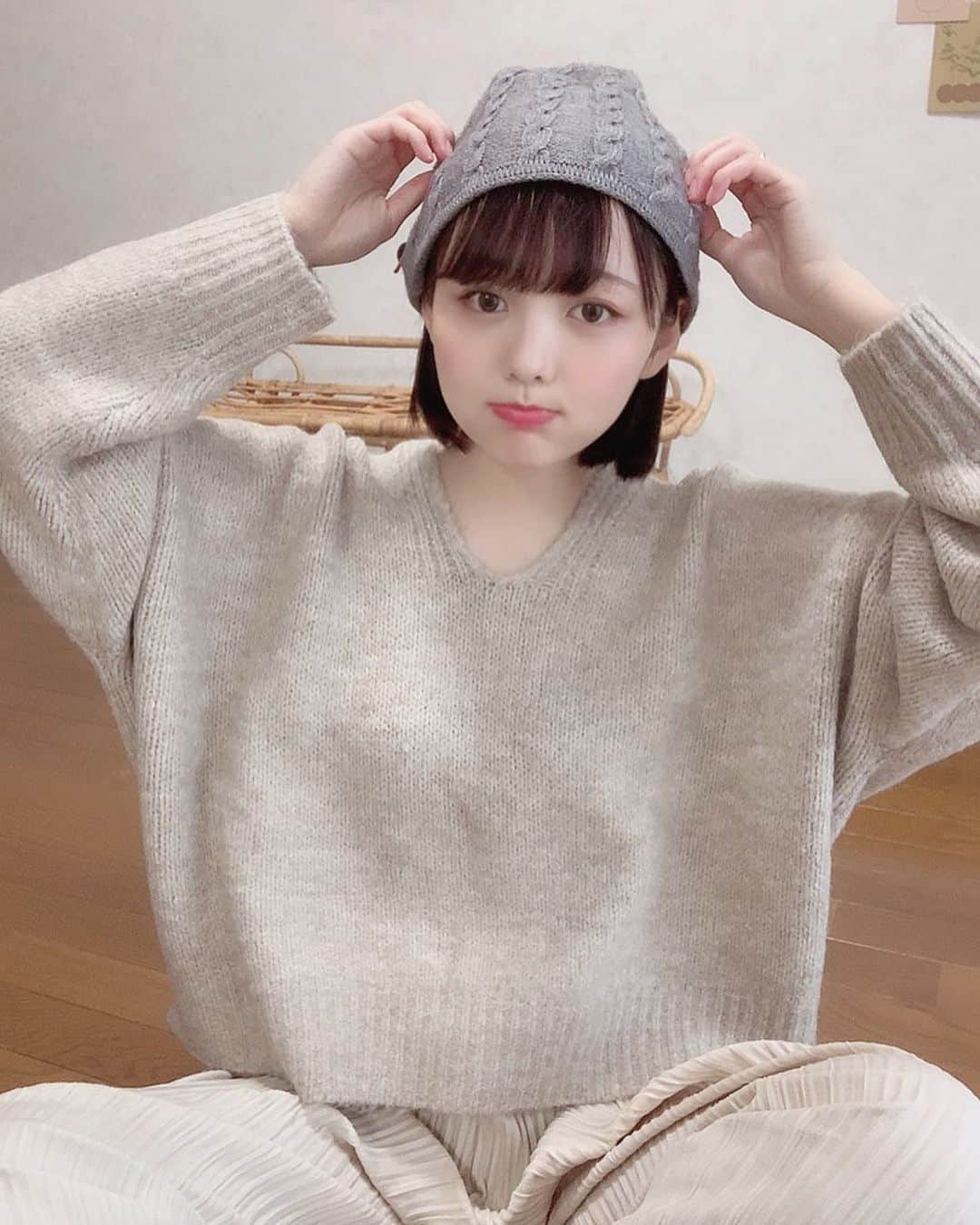 みさねのインスタグラム：「ㅤ どんぐりみたい？ ㅤ 古着のニット帽🐶 ㅤ トップスとボトムスは @fifth_store 🐶 ボトムスは158cmでMサイズ！ ㅤ #ボブ #ボブアレンジ #ヘアアレンジ #ニット帽 #ボブヘアアレンジ #メイク #fifth #fifthtl #フィフス #vネックドルマンスリーブふんわりニット #ベロアプリーツイージーパンツ #カジュアル #ニット #平均身長コーデ #冬コーデ」
