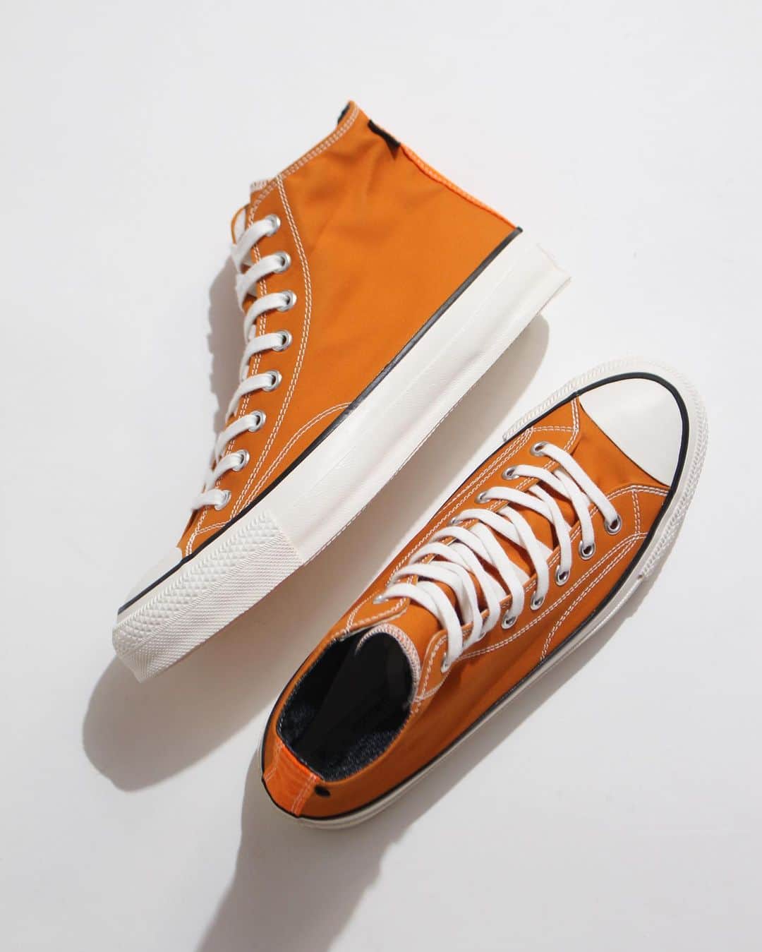 A+Sのインスタグラム：「in stock now  ■nonnative DWELLER TRAINER HI COTTON BC GORE-TEX® 2L COLOR : ORANGE SIZE : 1/26.5㎝, 2/27.0㎝, 3/27.5㎝, 4/28.5㎝ PRICE : ¥35,800 (+TAX)  木型からアッパー、ソールの仕様まで細部にわたりゼロからデザインされ、「スピングルカンパニー」にて制作されたオリジナルスニーカー。高密度織りときめの細かな起毛感が特徴のコットンバフクロスの表地を使用し、ライニングには防水・透湿性に優れたGORE-TEX®を採用。 nonnativeならではの機能性に加え、熟練した職人により丁寧に作られる「バルカナイズ(加硫)製法」を用いることで、耐久性と美しいシルエット、そしてしなやかな履き心地を実現しました。   Original sneakers produced by "Spingle Company", designed from scratch in every detail from the wooden pattern to the specifications of the upper and sole. The outer material of cotton buff cloth, which is characterized by high-density weaving and finely brushed texture, is used, and the lining is GORE-TEX®, which is highly waterproof and breathable. In addition to the functionality unique to nonnative, by using the "vulcanized manufacturing method" carefully made by skilled craftsmen, durability, a beautiful silhouette, and supple comfort have been achieved.  @nonnative  #a_and_s #nonnative #nonnativeDWELLERTRAINERHI  #GORETEX」