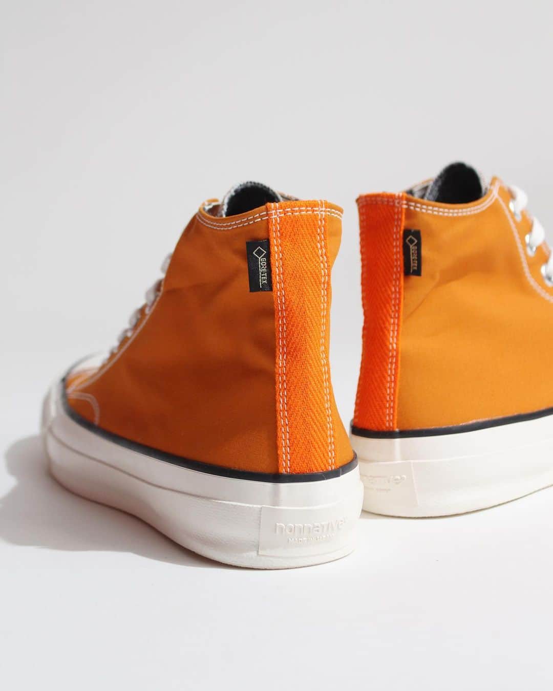 A+Sのインスタグラム：「in stock now  ■nonnative DWELLER TRAINER HI COTTON BC GORE-TEX® 2L COLOR : ORANGE SIZE : 1/26.5㎝, 2/27.0㎝, 3/27.5㎝, 4/28.5㎝ PRICE : ¥35,800 (+TAX)  木型からアッパー、ソールの仕様まで細部にわたりゼロからデザインされ、「スピングルカンパニー」にて制作されたオリジナルスニーカー。高密度織りときめの細かな起毛感が特徴のコットンバフクロスの表地を使用し、ライニングには防水・透湿性に優れたGORE-TEX®を採用。 nonnativeならではの機能性に加え、熟練した職人により丁寧に作られる「バルカナイズ(加硫)製法」を用いることで、耐久性と美しいシルエット、そしてしなやかな履き心地を実現しました。   Original sneakers produced by "Spingle Company", designed from scratch in every detail from the wooden pattern to the specifications of the upper and sole. The outer material of cotton buff cloth, which is characterized by high-density weaving and finely brushed texture, is used, and the lining is GORE-TEX®, which is highly waterproof and breathable. In addition to the functionality unique to nonnative, by using the "vulcanized manufacturing method" carefully made by skilled craftsmen, durability, a beautiful silhouette, and supple comfort have been achieved.  @nonnative  #a_and_s #nonnative #nonnativeDWELLERTRAINERHI  #GORETEX」