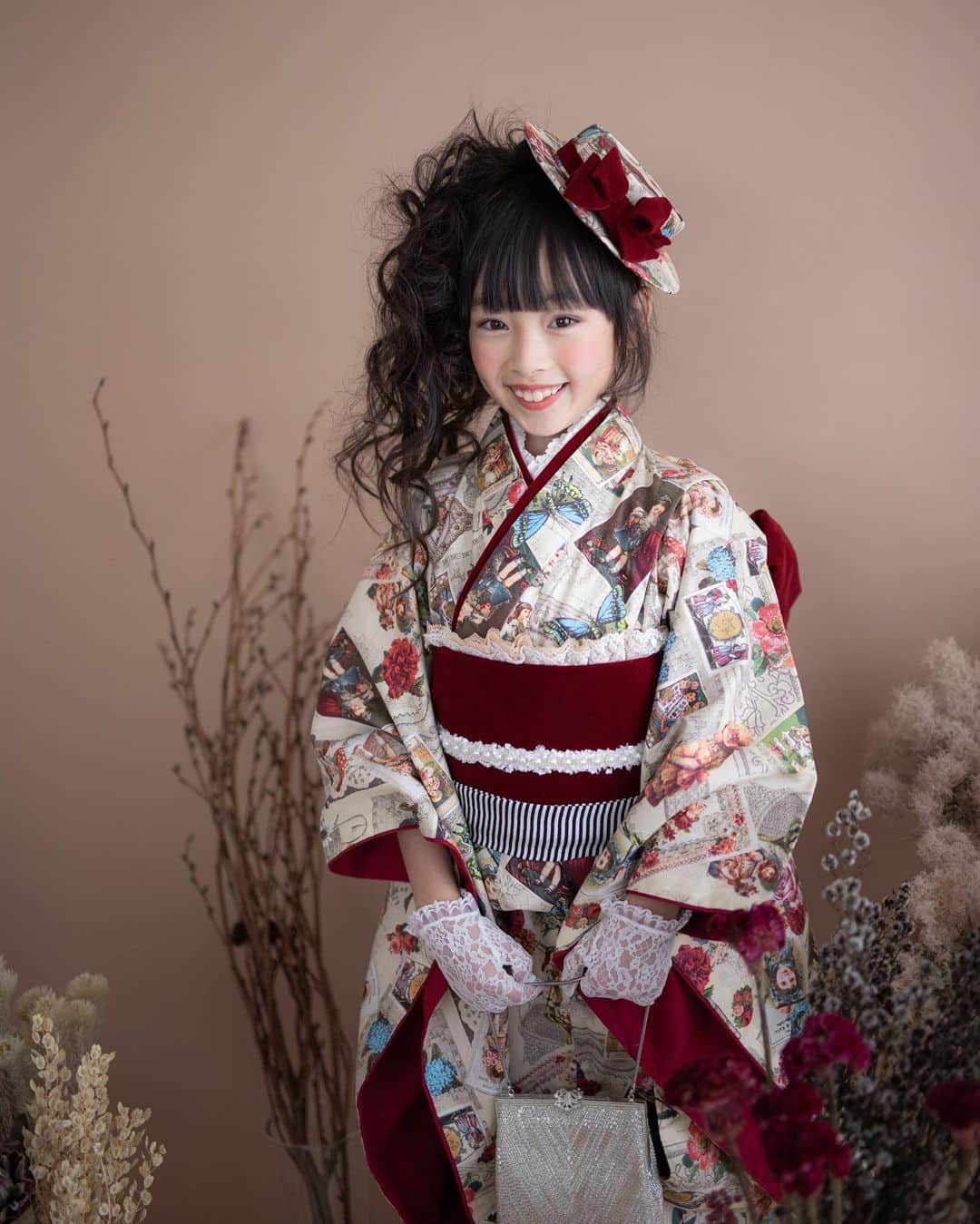 Akiのインスタグラム：「11/28 ・ 七五三👘 ・ 来年には9歳になる娘 本当は去年撮るはずだった七五三 ・ ・ 7歳さん用のお着物ってさ 大体が身長120cm以上の子を想定した 作りなんだよね ・ デカイよね おはしょりはまぁどうにかなるとしても ・ 袖口から手が出てこないよね ・ ・ なんなら 今ですらまだ120cmないよね👧🏻← ・ ・ ということで 成長を待って1年遅らせた 娘の七五三 ・ やっと完結しました😌🙏👘 ・ ・ お着物は @kimono.girls 写真はもちろん @ppyan0404 ・ ・ 七五三おめでとう☺️♡ ・ ・ ・ ・」