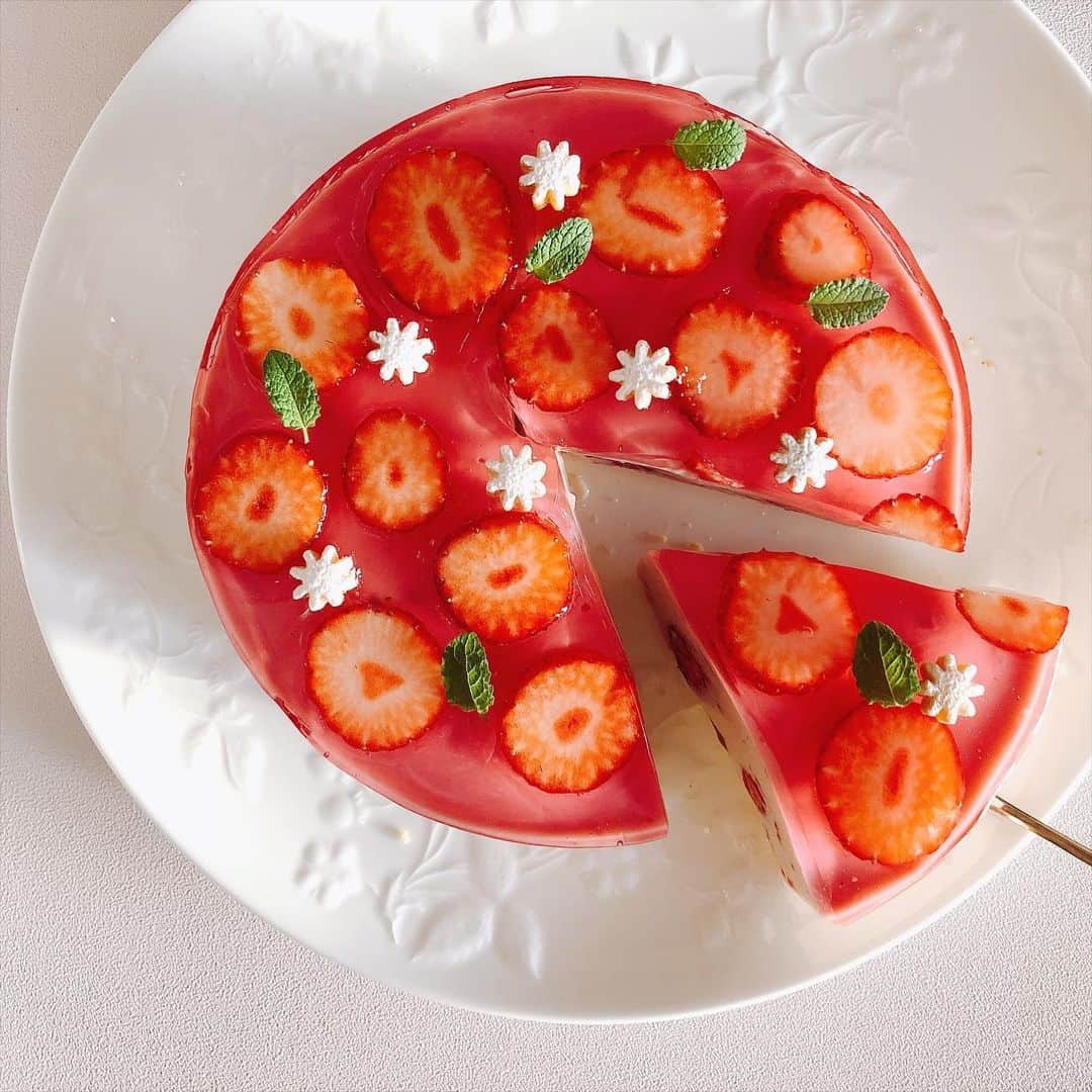 cook kafemaruのインスタグラム：「フルーチェを使って苺ムースを作ってみたら、めっちゃ可愛いのが出来ました🍓 苺ジャムとか入れるより手軽〜って発見❣️  #strawberrymoussecake#cookkafemaru」