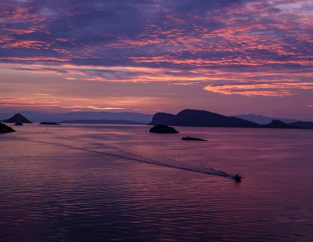 National Geographic Travelさんのインスタグラム写真 - (National Geographic TravelInstagram)「Photo by Muhammed Muheisen @mmuheisen / The sun sets over the Argolic Gulf in the Greek island of Hydra. I enjoyed watching this breathtaking scene on November 3 while visiting the island. For more photos and videos from different parts of the world, follow me @mmuheisen and @mmuheisenpublic. #muhammedmuheisen #Hydra #Greece #Sunset」11月28日 16時39分 - natgeotravel