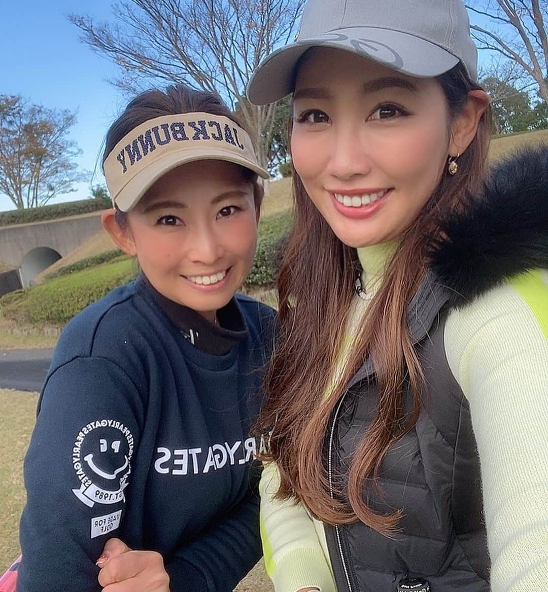 yurieさんのインスタグラム写真 - (yurieInstagram)「ロッテの時のコーデ☺️ 全身 @descentegolf   最後は名物200ヤードのpar 3!  ドライバーで乗りました❤️  #descente  #descentegolf #デサントゴルフ　#デサントゴルファー　#デサント大好き　#デサント　#秋冬ウェア　#ゴルフウェアコーデ　#秋冬コーデ　#ootdgolf #女子ゴルファー　#80台ゴルファー  #可愛いゴルフウェア　#ゴルフウェアレディース  #ゴルフウェア可愛い　#かっこいいゴルフウェア  #ゴルフ女子」11月28日 16時44分 - yurie808golf