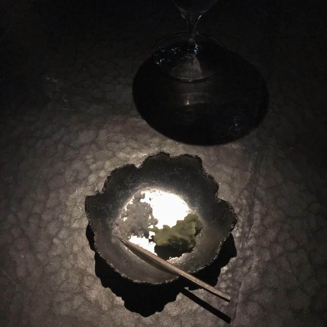 asakoshimojimaのインスタグラム：「・﻿ 中目の隠れ家🍶﻿ ﻿ 山葵とお塩をあてに。﻿ トリュフ風味のポテトチップスも美味しかった✨﻿ ﻿ ありがとうございました🥰﻿ #中目黒#日本酒バー#会員制」