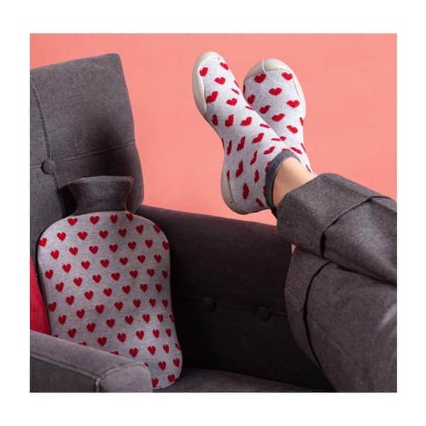 コレジアンさんのインスタグラム写真 - (コレジアンInstagram)「🤗 Cosy hot water bottles matching your slipper-socks! Keep warm and comfy all through the winter! Discover the collection and shop now! . Lots of gift ideas for your family and friends! CHRISTMAS DELIVERY GUARANTEED!!! 🎄🌟 . 🤗 Des bouillottes si cosy assorties à vos chaussons ! Restez au chaud et confortable tout au long de l'hiver ! Découvrez nos collections et faites vos achats sans plus attendre !  . De nombreuses idées cadeaux pour votre famille et vos amis! LIVRAISON AVANT NOËL GARANTIE !!!🎄🌟 . #collegien #collegien_officiel #madeinfrance #slippers #babbucce #hausschuhe #familyslippers #тапочки #christmasgifts #giftideas #giftforher #Теплыеподарки #Ножкивтепле #giftforhim #giftforkids #holidaygift #weihnachten #geschenkideen #рождественские #подарки #hotwaterbottle #christmastree #xmastree #familytime #zapatillas #giftideas #idearegalo #ideasderegalo #christmasgift」11月28日 17時00分 - collegien_officiel