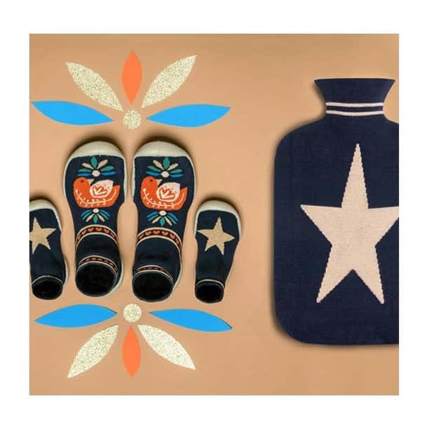 コレジアンさんのインスタグラム写真 - (コレジアンInstagram)「🤗 Cosy hot water bottles matching your slipper-socks! Keep warm and comfy all through the winter! Discover the collection and shop now! . Lots of gift ideas for your family and friends! CHRISTMAS DELIVERY GUARANTEED!!! 🎄🌟 . 🤗 Des bouillottes si cosy assorties à vos chaussons ! Restez au chaud et confortable tout au long de l'hiver ! Découvrez nos collections et faites vos achats sans plus attendre !  . De nombreuses idées cadeaux pour votre famille et vos amis! LIVRAISON AVANT NOËL GARANTIE !!!🎄🌟 . #collegien #collegien_officiel #madeinfrance #slippers #babbucce #hausschuhe #familyslippers #тапочки #christmasgifts #giftideas #giftforher #Теплыеподарки #Ножкивтепле #giftforhim #giftforkids #holidaygift #weihnachten #geschenkideen #рождественские #подарки #hotwaterbottle #christmastree #xmastree #familytime #zapatillas #giftideas #idearegalo #ideasderegalo #christmasgift」11月28日 17時00分 - collegien_officiel