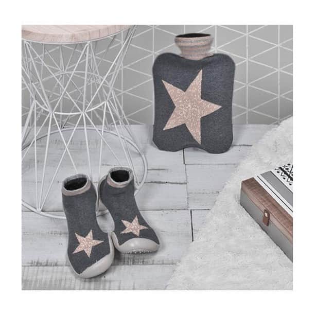 コレジアンさんのインスタグラム写真 - (コレジアンInstagram)「🤗 Cosy hot water bottles matching your slipper-socks! Keep warm and comfy all through the winter! Discover the collection and shop now! . Lots of gift ideas for your family and friends! CHRISTMAS DELIVERY GUARANTEED!!! 🎄🌟 . 🤗 Des bouillottes si cosy assorties à vos chaussons ! Restez au chaud et confortable tout au long de l'hiver ! Découvrez nos collections et faites vos achats sans plus attendre !  . De nombreuses idées cadeaux pour votre famille et vos amis! LIVRAISON AVANT NOËL GARANTIE !!!🎄🌟 . #collegien #collegien_officiel #madeinfrance #slippers #babbucce #hausschuhe #familyslippers #тапочки #christmasgifts #giftideas #giftforher #Теплыеподарки #Ножкивтепле #giftforhim #giftforkids #holidaygift #weihnachten #geschenkideen #рождественские #подарки #hotwaterbottle #christmastree #xmastree #familytime #zapatillas #giftideas #idearegalo #ideasderegalo #christmasgift」11月28日 17時00分 - collegien_officiel