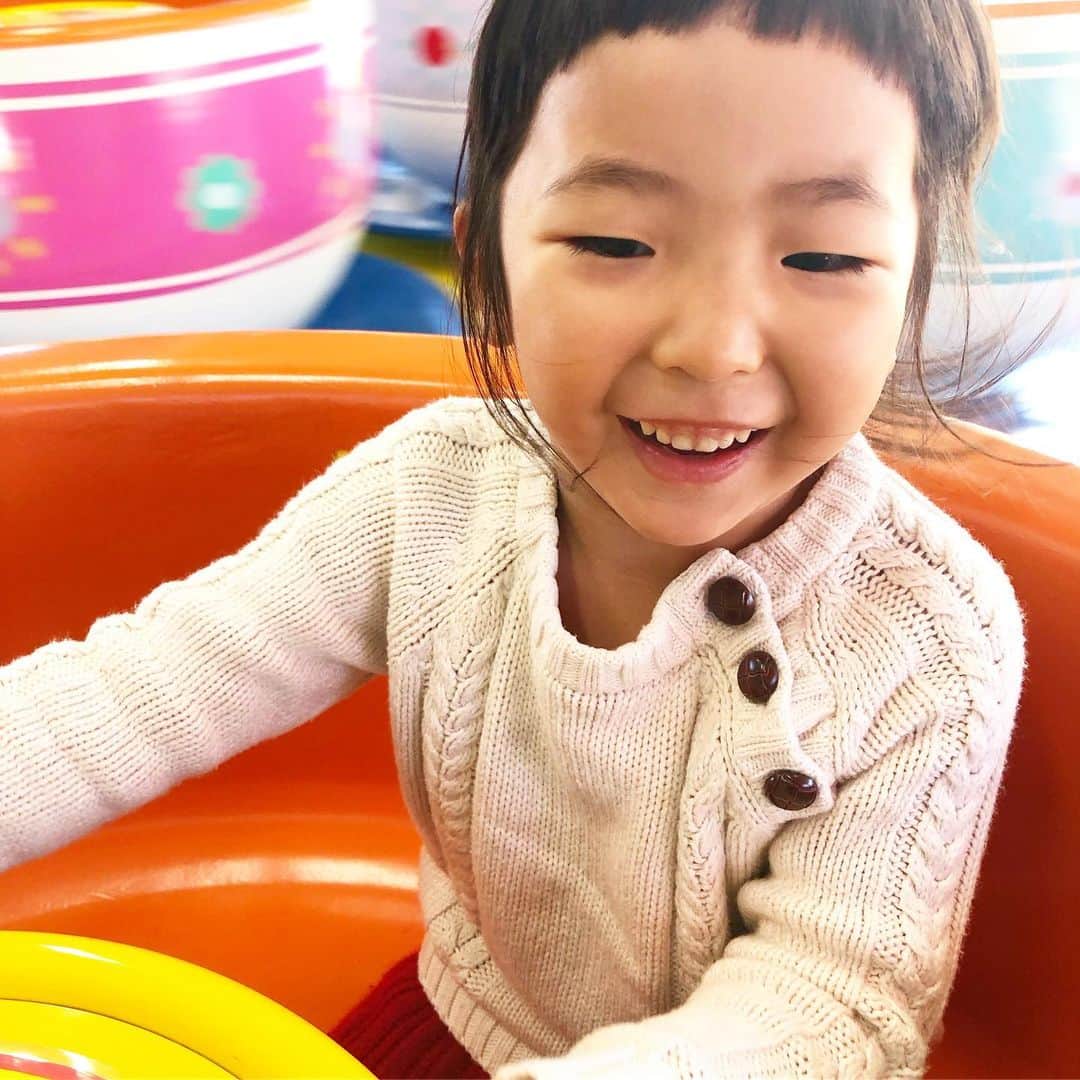 のインスタグラム：「#井の頭恩賜公園 への行きしな 「ねぇお母さん❤️ハレちゃんの今日の髪型は何の髪型にしたの〜？」とワクワク声で聞かれて 「え？ちょんまげやで」と答えると 本気でちょんまげ引っ張って激おこの娘でしたが😂  そんな母親の毎度のいじりにも、もうすっかり慣れてきたみたいで諦めて 帰りは2人で「ちょんまげちょんまげちょんまげマーチ🎵ごじゃるでごじゃるでごじゃるでこじゃるー🎵」と笑い転げながら帰ってきましたー（笑）  それにしても、幼い頃は一緒に乗ってもびびって泣いてた乗り物を 自ら1人で乗りたいと乗って笑顔で手を振る娘に、成長をしみじみ感じた日でしたー。  本当に毎日今日の娘と一期一会の日々。 明日は、また一つ大きくなった娘と出会う。  ゆっくり大きくなってね（笑）  #娘4歳5ヶ月#娘の成長#ちょんまげマーチ」
