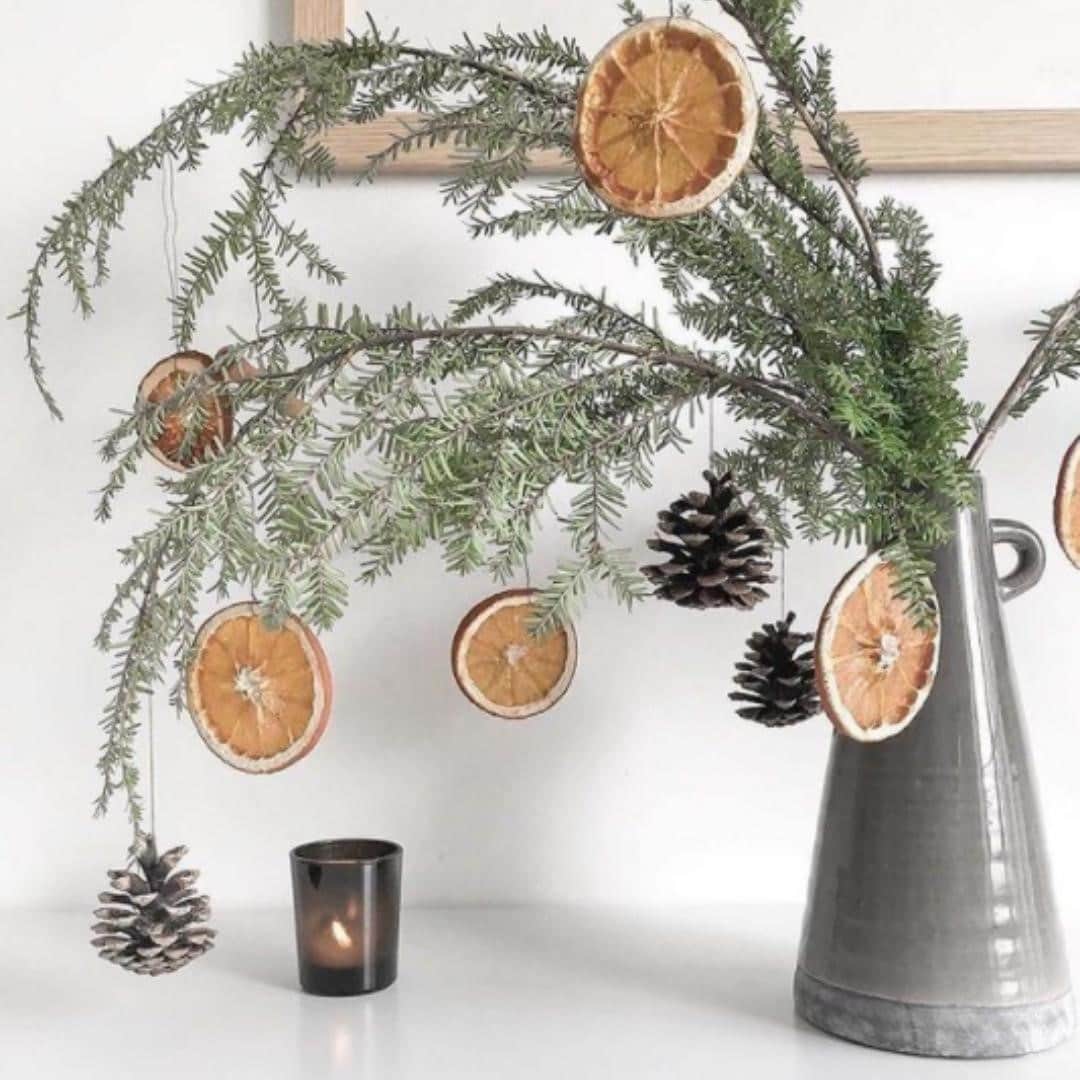Melvita Officialのインスタグラム：「Laissez exprimer votre créativité 👩‍🎨 !  C’est le moment ou jamais de laisser parler l’âme créative qui est en vous ! En cette période festive un peu particulière, on innove et on allie le beau à l’écolo ! Et si on décorait notre intérieur avec un sapin fait maison fabriqué à partir d’objets que l’on a chez soi ou dans son jardin ?  Dites-nous en commentaires vos idées pour un sapin original 🌲😍  #melvita #cosmetique #bio #engagé #fête #noel #christmas #sapin #sapindenoel #christmastree #diy #homemade #greenchristmas #recup」