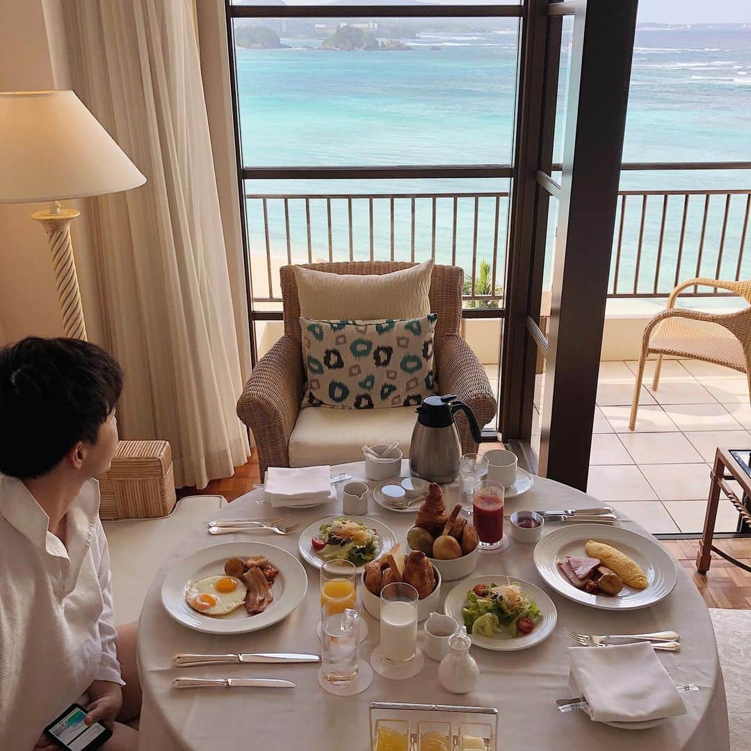 yuinaさんのインスタグラム写真 - (yuinaInstagram)「お部屋で朝ごはん、リラックスできて良い〜 #ズボン履いてないし #なんかつむじハゲ  #ザブセナテラス  #クラブフロア #に泊まってたこと気づかない #沖縄ホテル #oceanview  #instajapan #instagram  #l4l」11月28日 16時54分 - yuina_xg