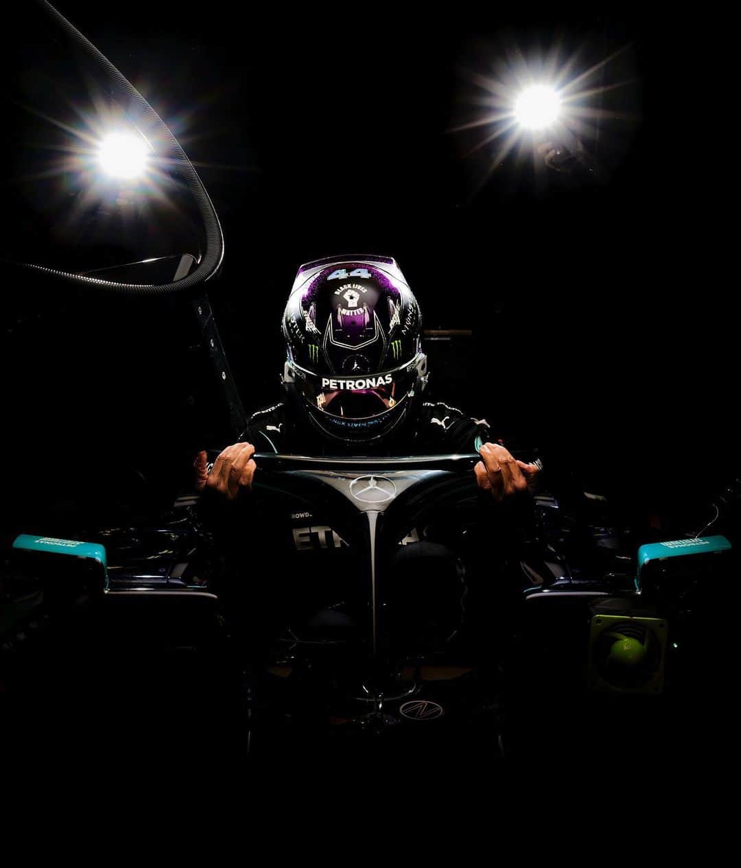MERCEDES AMG PETRONASさんのインスタグラム写真 - (MERCEDES AMG PETRONASInstagram)「🔘 Dark Mode 🔛 It’s QUALI day under the lights! Where in the world are you tuning in from today... 🌍 #BahrainGP」11月28日 16時55分 - mercedesamgf1