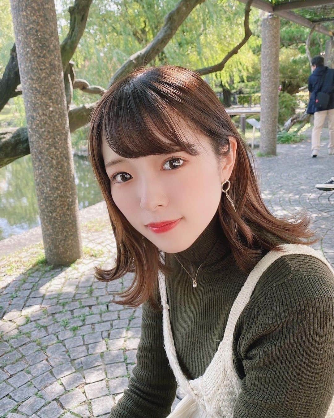 のインスタグラム：「最近天気良き🦭🤍 . . ケータイアップデートしたら絵文字増えて嬉しいˎˊ˗ アザラシがお気に入り🦭🦭 . . #カチューシャ #カチューシャアレンジ #ヘアアレンジ #メイク #冬メイク #冬ファッション #冬ヘア　#冬カラー #リップ #コスメ #gu #ニット #ハイネック」