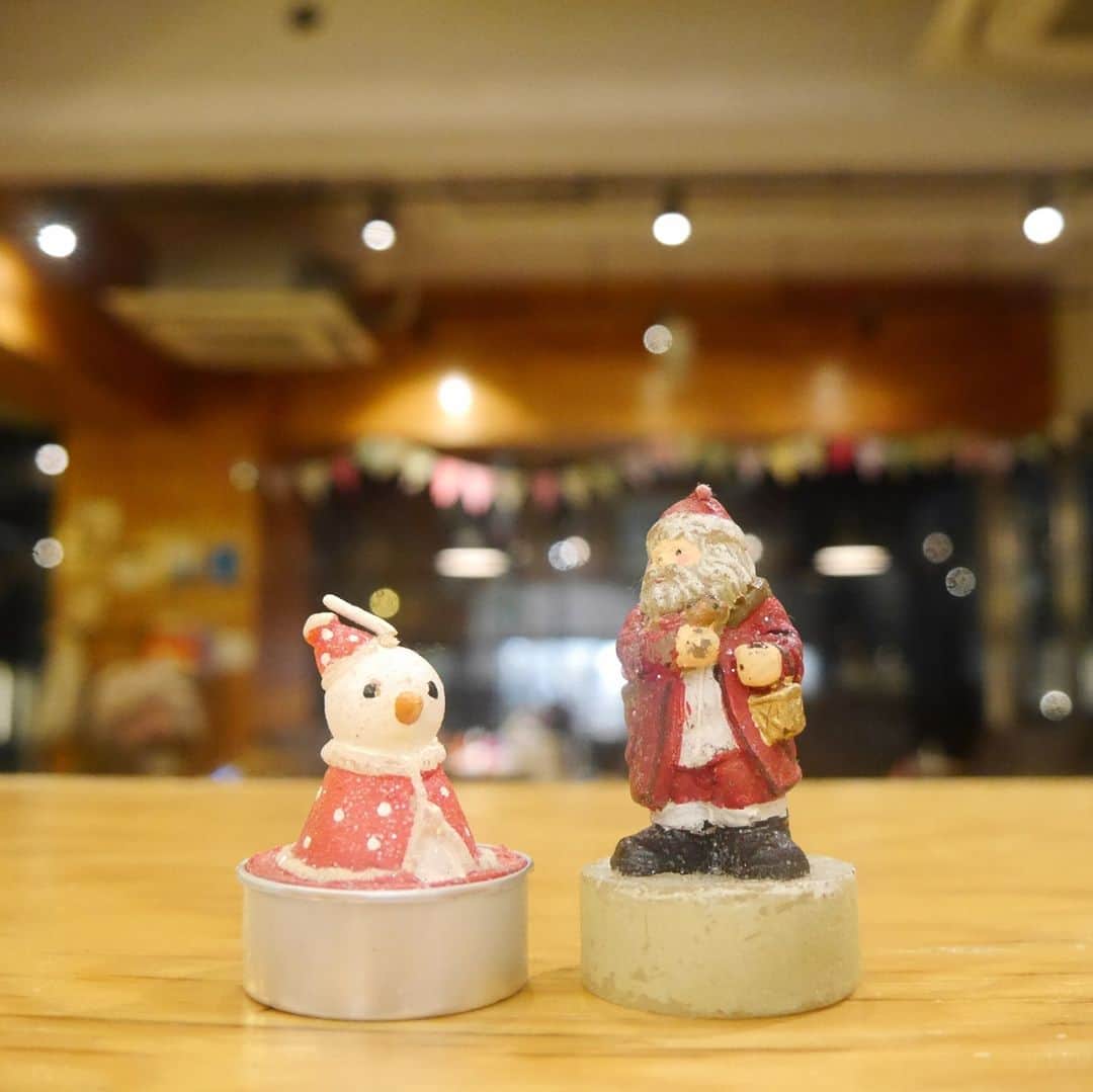 WORLD NEIGHBORS CAFEのインスタグラム：「❄⁠ 本日、11月28日(土)から12月17日(木)までの間、⁠ 22時までの営業へ変更しております。⁠ 営業時間の短縮・感染症対策へのご協力を⁠ お願い申し上げます。⁠ .⁠  モーニング ／7:00～11:00（10:30 L.O）⁠ 　　　  土日祝 9:00～11:00 （10:30 L.O）⁠ 　　  ランチ／11:00～15:00⁠ ティータイム／15:00～18:00⁠ 　　ディナー／18:00～22:00（21:30 L.O）⁠ .⁠ 店内暖かくして、お待ちしております。⁠ .⁠ P.S.おっきいクリスマスツリー出しました🎄」