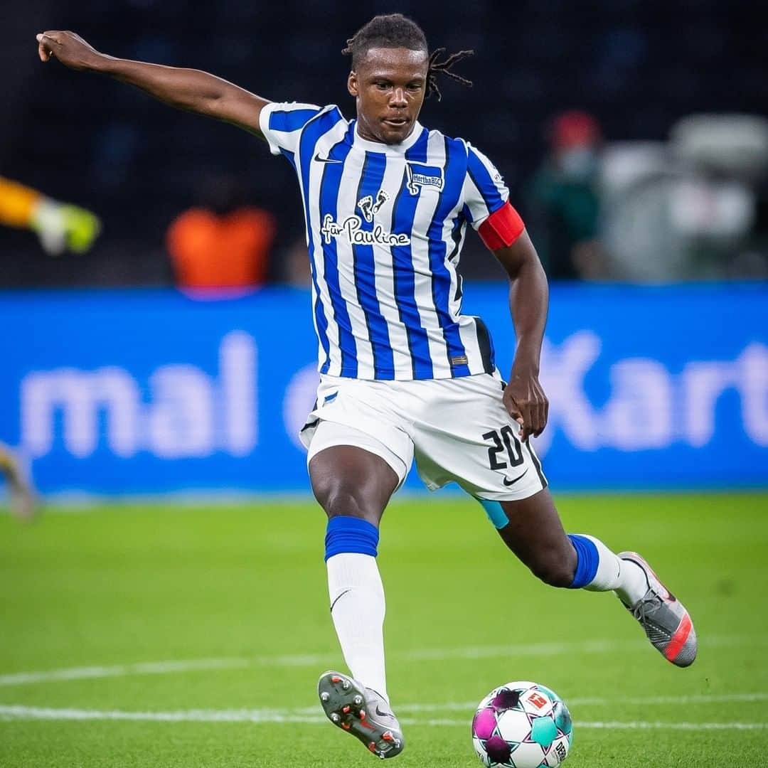 ヘルタ・ベルリンのインスタグラム：「Joyeux 30ème anniversaire, capitaine! 🥳 Wir wünschen dir allet Jute zum Runden, Dedo! 💙 @dedryck.boyata  . . #boyata #geburtstag #HappyBirthday #berlin #bundesliga #fußball #HaHoHe #herthabsc」