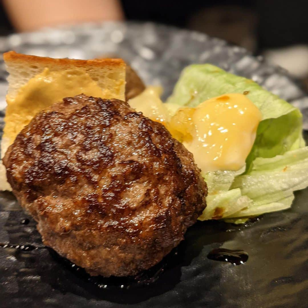 大見さなえさんのインスタグラム写真 - (大見さなえInstagram)「牛肩ロース焼き焼き🤤💓💓﻿ 近々オープン予定🥩🎊﻿ 六本木『#牛肩ロース牛男 』﻿ ﻿ 店名にもなってる牛肩ロース焼き！！﻿ 軽く焼いて、仕上げにバーナーで炙ります🐥🔥﻿ これお肉なのにつるつるいけちゃう🤤🥩﻿ 香ばしい香りのタレの旨味がまた食欲そそる(*´꒳`*)﻿ ﻿ ﻿ こちらのお店は﻿ 広尾の有名店、長谷川稔グループがプロデュース！！﻿ 現場で焼くのはSATOブリアン出身の焼師が2人！✨﻿ ﻿ 今回いただいたのは15000円のコース！(内容変更可能性あり)﻿ まず最初に炊きたてのお米🍚青天の霹靂。﻿ ﻿ そこからタン、牛肩ロース、ヒレすき、レバ、ハツなど🥩﻿ 成長剤を使わない長期肥育和牛のA5ランクのお肉が﻿ 計450gと沢山でてきます✨﻿ ﻿ 遠赤外線でお肉を焼けるようになるみたいだから、﻿ そこも新しく楽しみなポイント👩🏻‍🔬💡﻿ 店内落ち着いた雰囲気で全個室！﻿ 外食やデートにも🙆‍♀️﻿ ﻿ #ニューオープン #六本木グルメ #六本木﻿」11月28日 17時05分 - tabe_megumi