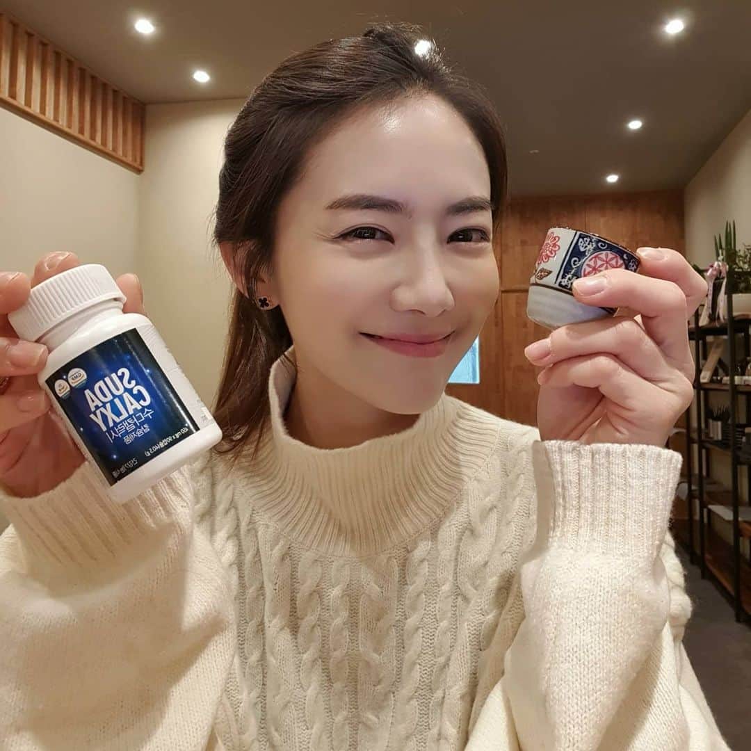 ユ・ハナさんのインスタグラム写真 - (ユ・ハナInstagram)「숙취가 뭐에요? 😅  활성산소를 없애주는 수다 캘럭시는  술자리 전이나 술자리 중간에 챙겨 드시면 다음날 훨씬 편안한 아침을 맞이하실 수 있지요🥂🍾🍸🍺 이거 안챙겨가면 술자리가다가도 집에 돌아와서 챙겨갈정도🤣  황소같은 젊은 쉐프님이 하시는  용인의 숨은맛집 #스시오우시 에 다녀왔어욧 (거리두기2단계전환전입니다) 숙성이 너무 잘되있는 스시와 소바까지👍 예약제로 되어있어서 아버님 어머님모시고 우리가족만 저 공간에서 식사할 수 있었어요. 보통 이런 #오마카세 는 10만원이 넘는데 여긴 가격이 너무 저렴해서 추천안할래야 안할수가 없었답니닷🙊  외식을 자제해야하는 요즘이죠ㅠ  이렇게 프라이빗한 공간예약은 참고해두심 좋으실것같아요♡ @sushi_oushi  #음주 아니더라도 #활성산소 를 없애 각종질병, 노화,암등을 예방할 수 있는 #수다캘럭시  #칼슘 까지 들어있어 뼈건강까지.  🔷️GMP우수건강기능식품인증 🔷️해양수산부장관상수상 🔷️특허기술•특허인정  #먹는수소 #수다캘럭시 는  내일까지입니다💙」11月28日 17時05分 - hahana111