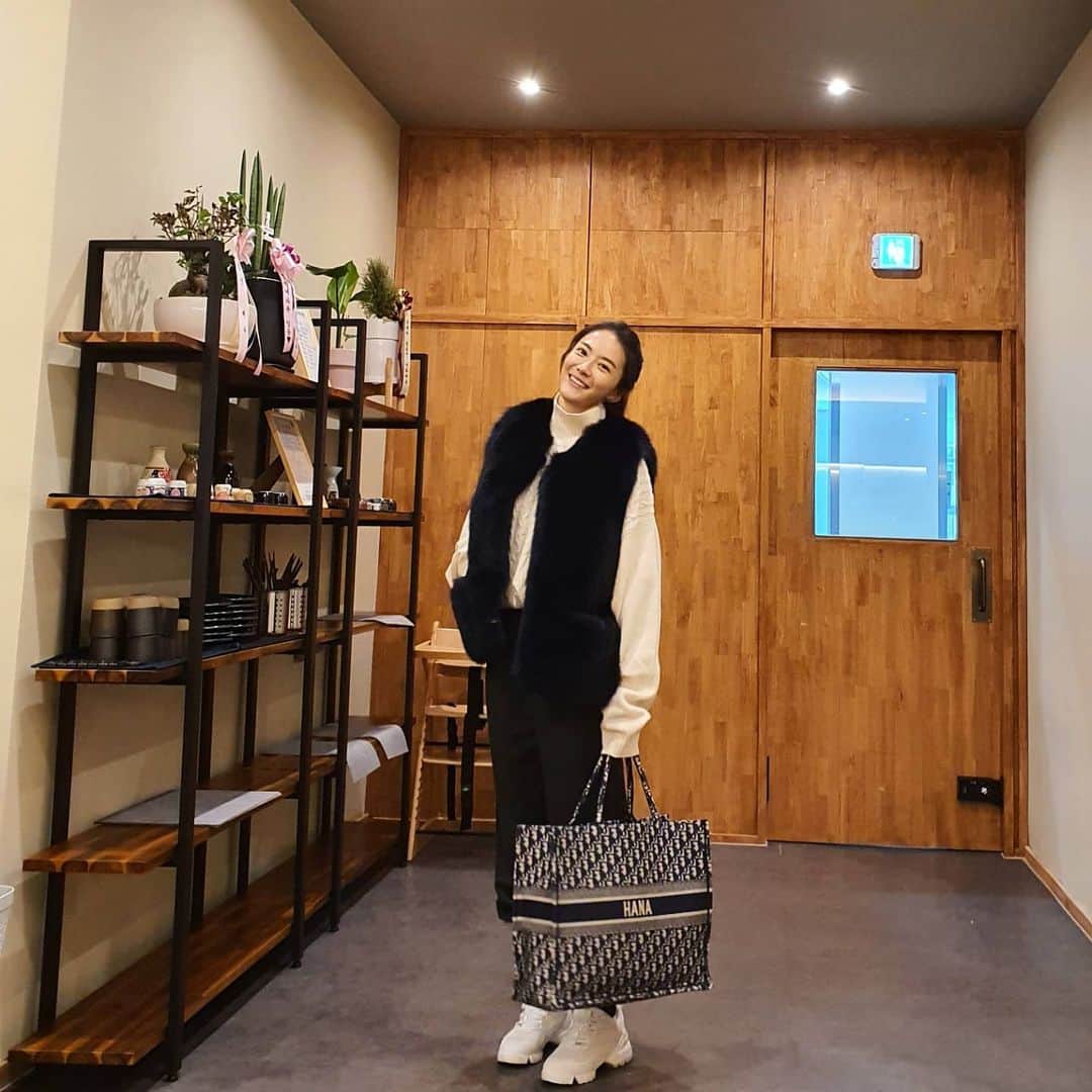 ユ・ハナさんのインスタグラム写真 - (ユ・ハナInstagram)「숙취가 뭐에요? 😅  활성산소를 없애주는 수다 캘럭시는  술자리 전이나 술자리 중간에 챙겨 드시면 다음날 훨씬 편안한 아침을 맞이하실 수 있지요🥂🍾🍸🍺 이거 안챙겨가면 술자리가다가도 집에 돌아와서 챙겨갈정도🤣  황소같은 젊은 쉐프님이 하시는  용인의 숨은맛집 #스시오우시 에 다녀왔어욧 (거리두기2단계전환전입니다) 숙성이 너무 잘되있는 스시와 소바까지👍 예약제로 되어있어서 아버님 어머님모시고 우리가족만 저 공간에서 식사할 수 있었어요. 보통 이런 #오마카세 는 10만원이 넘는데 여긴 가격이 너무 저렴해서 추천안할래야 안할수가 없었답니닷🙊  외식을 자제해야하는 요즘이죠ㅠ  이렇게 프라이빗한 공간예약은 참고해두심 좋으실것같아요♡ @sushi_oushi  #음주 아니더라도 #활성산소 를 없애 각종질병, 노화,암등을 예방할 수 있는 #수다캘럭시  #칼슘 까지 들어있어 뼈건강까지.  🔷️GMP우수건강기능식품인증 🔷️해양수산부장관상수상 🔷️특허기술•특허인정  #먹는수소 #수다캘럭시 는  내일까지입니다💙」11月28日 17時05分 - hahana111