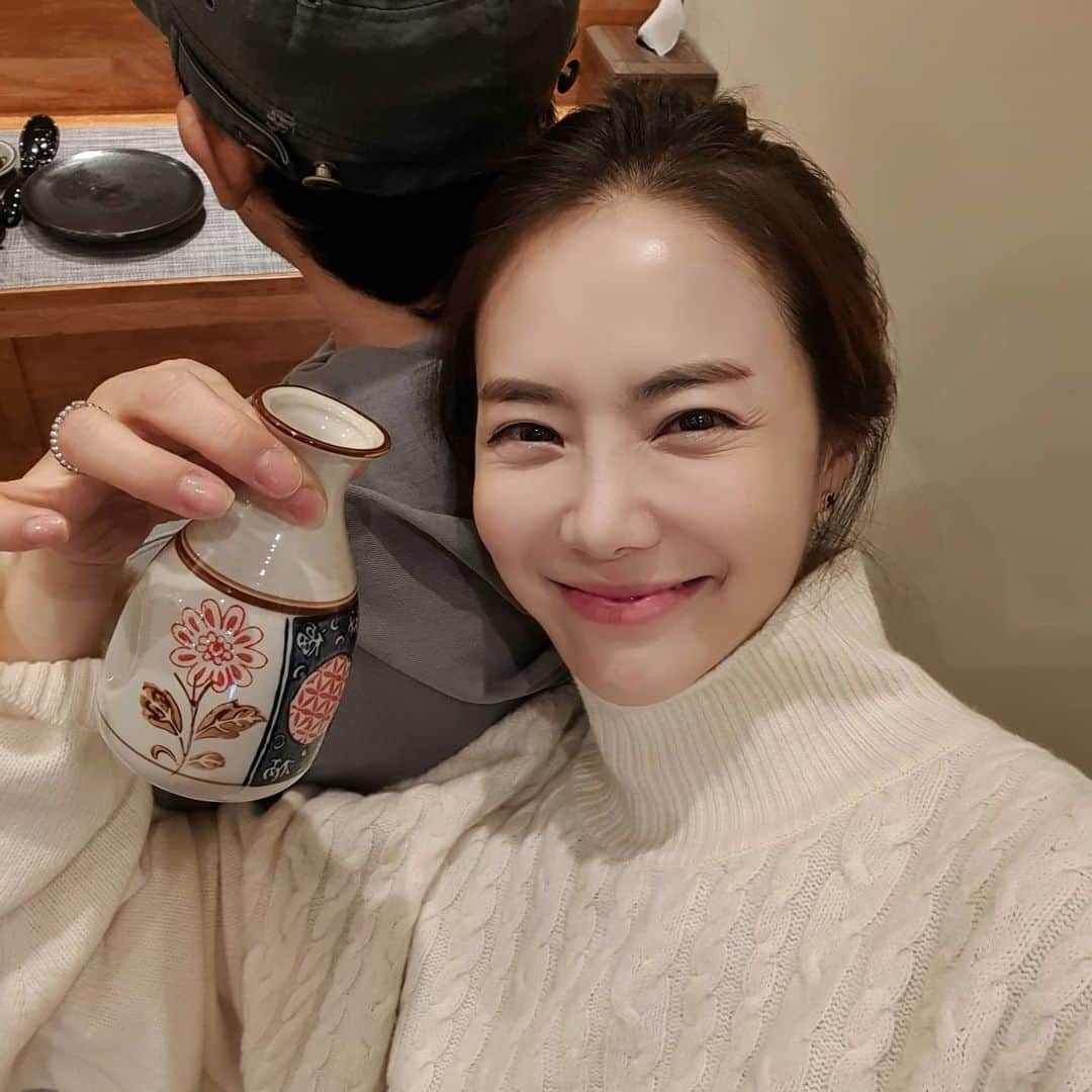 ユ・ハナさんのインスタグラム写真 - (ユ・ハナInstagram)「숙취가 뭐에요? 😅  활성산소를 없애주는 수다 캘럭시는  술자리 전이나 술자리 중간에 챙겨 드시면 다음날 훨씬 편안한 아침을 맞이하실 수 있지요🥂🍾🍸🍺 이거 안챙겨가면 술자리가다가도 집에 돌아와서 챙겨갈정도🤣  황소같은 젊은 쉐프님이 하시는  용인의 숨은맛집 #스시오우시 에 다녀왔어욧 (거리두기2단계전환전입니다) 숙성이 너무 잘되있는 스시와 소바까지👍 예약제로 되어있어서 아버님 어머님모시고 우리가족만 저 공간에서 식사할 수 있었어요. 보통 이런 #오마카세 는 10만원이 넘는데 여긴 가격이 너무 저렴해서 추천안할래야 안할수가 없었답니닷🙊  외식을 자제해야하는 요즘이죠ㅠ  이렇게 프라이빗한 공간예약은 참고해두심 좋으실것같아요♡ @sushi_oushi  #음주 아니더라도 #활성산소 를 없애 각종질병, 노화,암등을 예방할 수 있는 #수다캘럭시  #칼슘 까지 들어있어 뼈건강까지.  🔷️GMP우수건강기능식품인증 🔷️해양수산부장관상수상 🔷️특허기술•특허인정  #먹는수소 #수다캘럭시 는  내일까지입니다💙」11月28日 17時05分 - hahana111