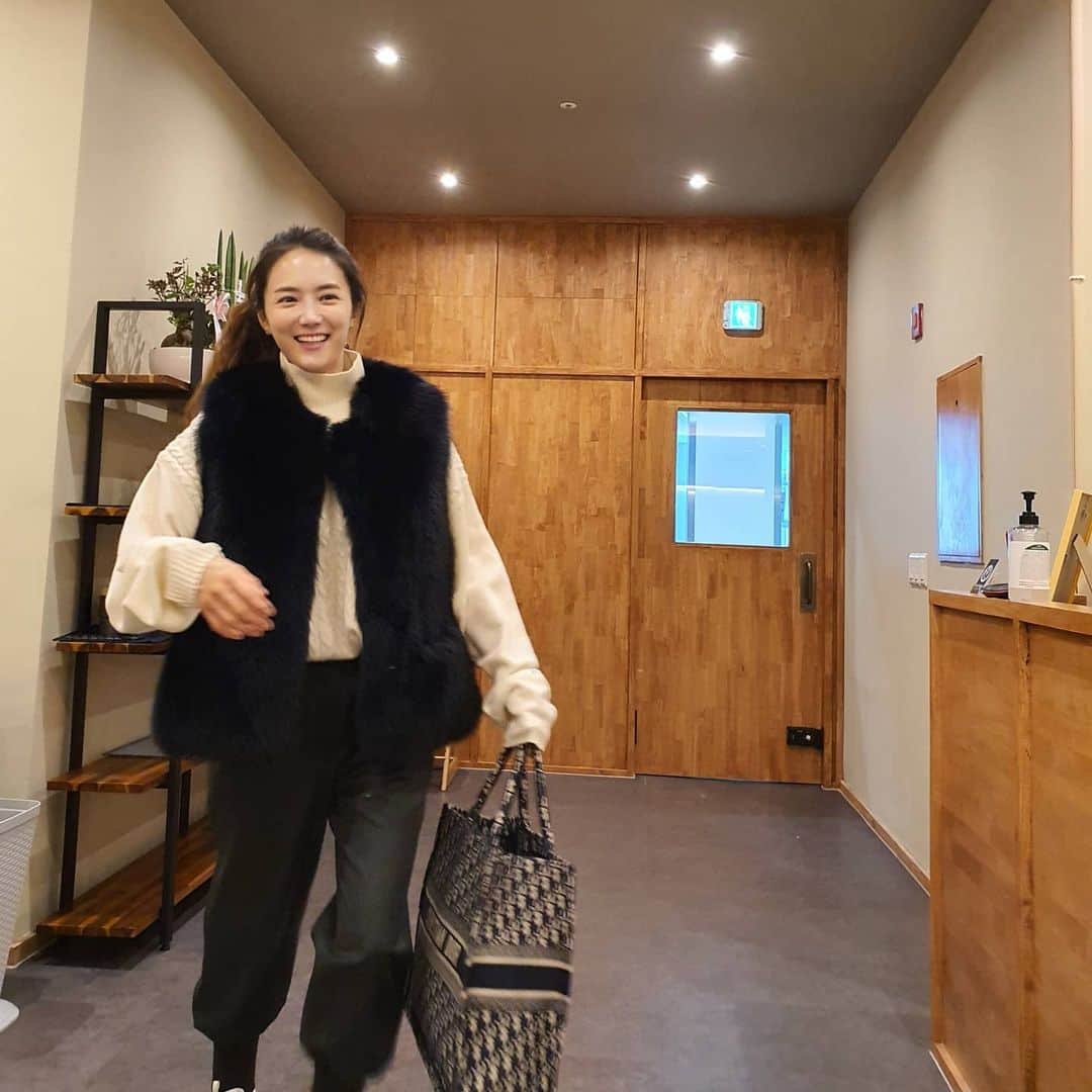 ユ・ハナさんのインスタグラム写真 - (ユ・ハナInstagram)「숙취가 뭐에요? 😅  활성산소를 없애주는 수다 캘럭시는  술자리 전이나 술자리 중간에 챙겨 드시면 다음날 훨씬 편안한 아침을 맞이하실 수 있지요🥂🍾🍸🍺 이거 안챙겨가면 술자리가다가도 집에 돌아와서 챙겨갈정도🤣  황소같은 젊은 쉐프님이 하시는  용인의 숨은맛집 #스시오우시 에 다녀왔어욧 (거리두기2단계전환전입니다) 숙성이 너무 잘되있는 스시와 소바까지👍 예약제로 되어있어서 아버님 어머님모시고 우리가족만 저 공간에서 식사할 수 있었어요. 보통 이런 #오마카세 는 10만원이 넘는데 여긴 가격이 너무 저렴해서 추천안할래야 안할수가 없었답니닷🙊  외식을 자제해야하는 요즘이죠ㅠ  이렇게 프라이빗한 공간예약은 참고해두심 좋으실것같아요♡ @sushi_oushi  #음주 아니더라도 #활성산소 를 없애 각종질병, 노화,암등을 예방할 수 있는 #수다캘럭시  #칼슘 까지 들어있어 뼈건강까지.  🔷️GMP우수건강기능식품인증 🔷️해양수산부장관상수상 🔷️특허기술•특허인정  #먹는수소 #수다캘럭시 는  내일까지입니다💙」11月28日 17時05分 - hahana111