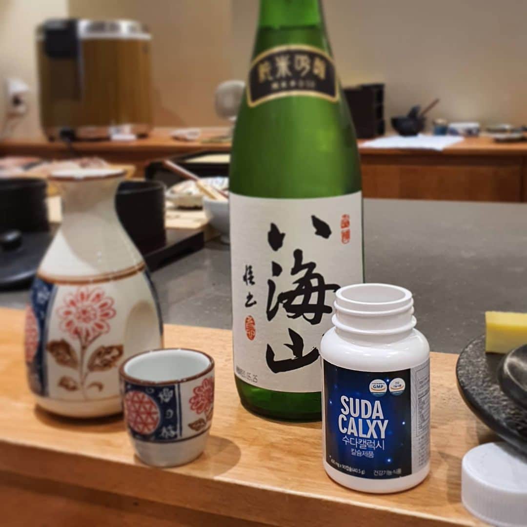 ユ・ハナさんのインスタグラム写真 - (ユ・ハナInstagram)「숙취가 뭐에요? 😅  활성산소를 없애주는 수다 캘럭시는  술자리 전이나 술자리 중간에 챙겨 드시면 다음날 훨씬 편안한 아침을 맞이하실 수 있지요🥂🍾🍸🍺 이거 안챙겨가면 술자리가다가도 집에 돌아와서 챙겨갈정도🤣  황소같은 젊은 쉐프님이 하시는  용인의 숨은맛집 #스시오우시 에 다녀왔어욧 (거리두기2단계전환전입니다) 숙성이 너무 잘되있는 스시와 소바까지👍 예약제로 되어있어서 아버님 어머님모시고 우리가족만 저 공간에서 식사할 수 있었어요. 보통 이런 #오마카세 는 10만원이 넘는데 여긴 가격이 너무 저렴해서 추천안할래야 안할수가 없었답니닷🙊  외식을 자제해야하는 요즘이죠ㅠ  이렇게 프라이빗한 공간예약은 참고해두심 좋으실것같아요♡ @sushi_oushi  #음주 아니더라도 #활성산소 를 없애 각종질병, 노화,암등을 예방할 수 있는 #수다캘럭시  #칼슘 까지 들어있어 뼈건강까지.  🔷️GMP우수건강기능식품인증 🔷️해양수산부장관상수상 🔷️특허기술•특허인정  #먹는수소 #수다캘럭시 는  내일까지입니다💙」11月28日 17時05分 - hahana111