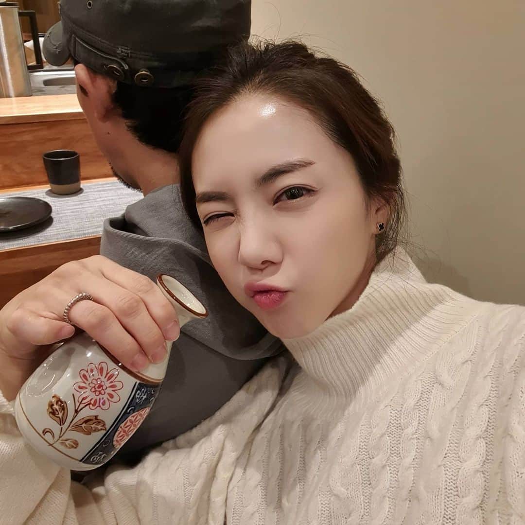 ユ・ハナのインスタグラム：「숙취가 뭐에요? 😅  활성산소를 없애주는 수다 캘럭시는  술자리 전이나 술자리 중간에 챙겨 드시면 다음날 훨씬 편안한 아침을 맞이하실 수 있지요🥂🍾🍸🍺 이거 안챙겨가면 술자리가다가도 집에 돌아와서 챙겨갈정도🤣  황소같은 젊은 쉐프님이 하시는  용인의 숨은맛집 #스시오우시 에 다녀왔어욧 (거리두기2단계전환전입니다) 숙성이 너무 잘되있는 스시와 소바까지👍 예약제로 되어있어서 아버님 어머님모시고 우리가족만 저 공간에서 식사할 수 있었어요. 보통 이런 #오마카세 는 10만원이 넘는데 여긴 가격이 너무 저렴해서 추천안할래야 안할수가 없었답니닷🙊  외식을 자제해야하는 요즘이죠ㅠ  이렇게 프라이빗한 공간예약은 참고해두심 좋으실것같아요♡ @sushi_oushi  #음주 아니더라도 #활성산소 를 없애 각종질병, 노화,암등을 예방할 수 있는 #수다캘럭시  #칼슘 까지 들어있어 뼈건강까지.  🔷️GMP우수건강기능식품인증 🔷️해양수산부장관상수상 🔷️특허기술•특허인정  #먹는수소 #수다캘럭시 는  내일까지입니다💙」