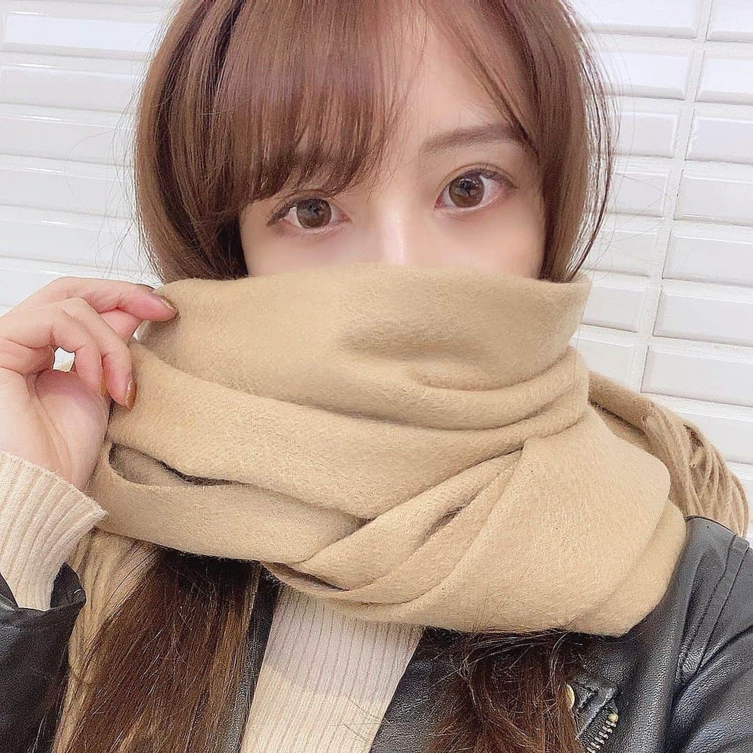 のインスタグラム：「muffler @edward_brown_official  . マフラーは肌触りのいいカシミアに限る🥰 . プレゼントにもいいかも🎁💡」