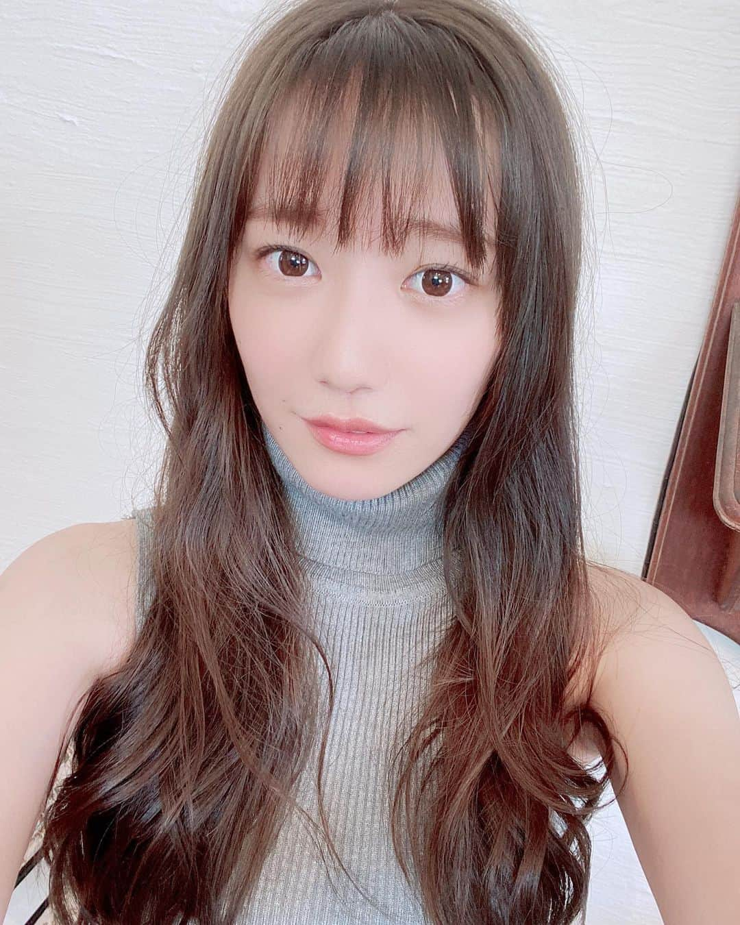 関根優那さんのインスタグラム写真 - (関根優那Instagram)「髪の毛めちゃロング〜﻿ ﻿ お知らせ📢﻿ ﻿ ◯12/2  20:00〜ネットサイン会開催📝﻿ 商品は、2021年度カレンダーです！﻿ ﻿ 前からネットサイン会はやっているけど、このご時世でイベントも出来なくて皆さんと話せる機会がすごく減っているし、遠くの方や来られない方が沢山いるからこそ、この時期のネットサイン会は凄く嬉しいです☺️﻿ ﻿ ぜひぜひ参加して一緒に話しましょう！﻿ ﻿ 今回はインスタライブではなくLINELIVEにてネットサイン会行うので、是非私の公式LINEのお友達になってね💗﻿ 「関根優那」で検索🔍﻿ ﻿ ストーリーからネットサイン会受付のホームページ飛べます💨  #カレンダーオフショット」11月28日 17時10分 - yuuna__sekine