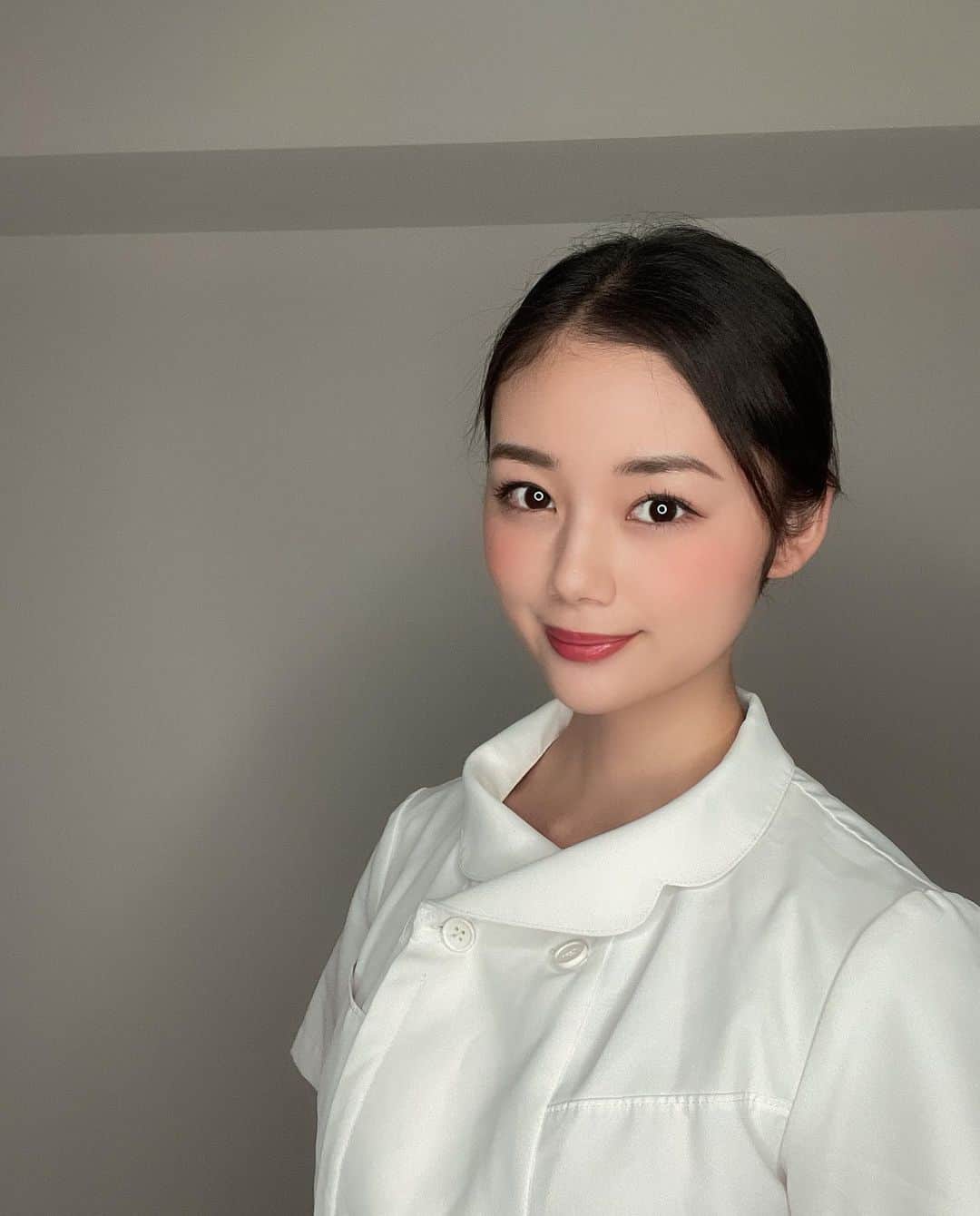 長野じゅりあのインスタグラム：「・ こんばんは！ 寒くなってきたので皆さん風邪ひかないでくださいね！ ・ 今夜もゴチャまぜラジオ聴いてくださいね❤️ ・ ・ #白衣　#看護師　#mbsラジオ　#ゴチャ12」