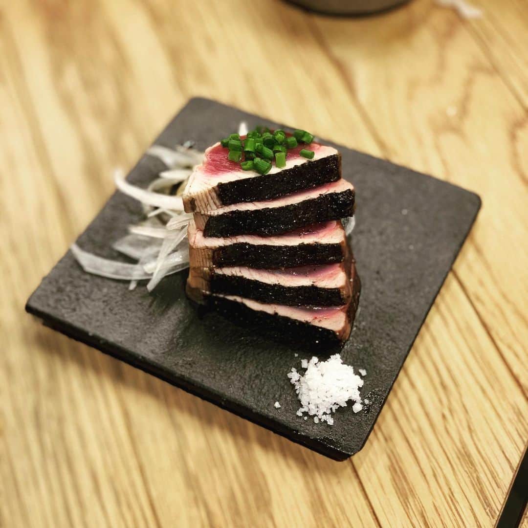 のインスタグラム：「試作です。  強めにあてた塩に、皮目ガリっと。  生かつおと炭火は鉄板ですね。  カツオ堂　炭炙り　¥890  もうすぐ。  #御園座ドライビルヂング」
