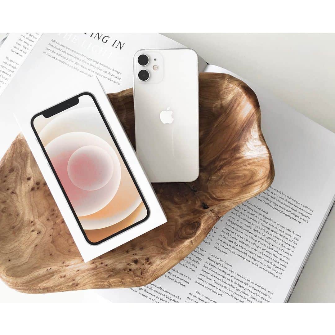 kumiのインスタグラム：「ㅤㅤㅤ﻿﻿  ㅤㅤㅤ﻿﻿  new相棒︎︎☺︎☺︎ iPhone12 mini.  ミニと言ってもiPhone8より画面は大きく軽い。  片手で操作しやすくて 手のフィット感も好きです。  カメラの画質の良さは圧巻…！ 写真を撮るのがより楽しくなった＊＊  #apple #iPhone12 #iphone12mini  #アイフォン12 #アイフォン12ミニ」