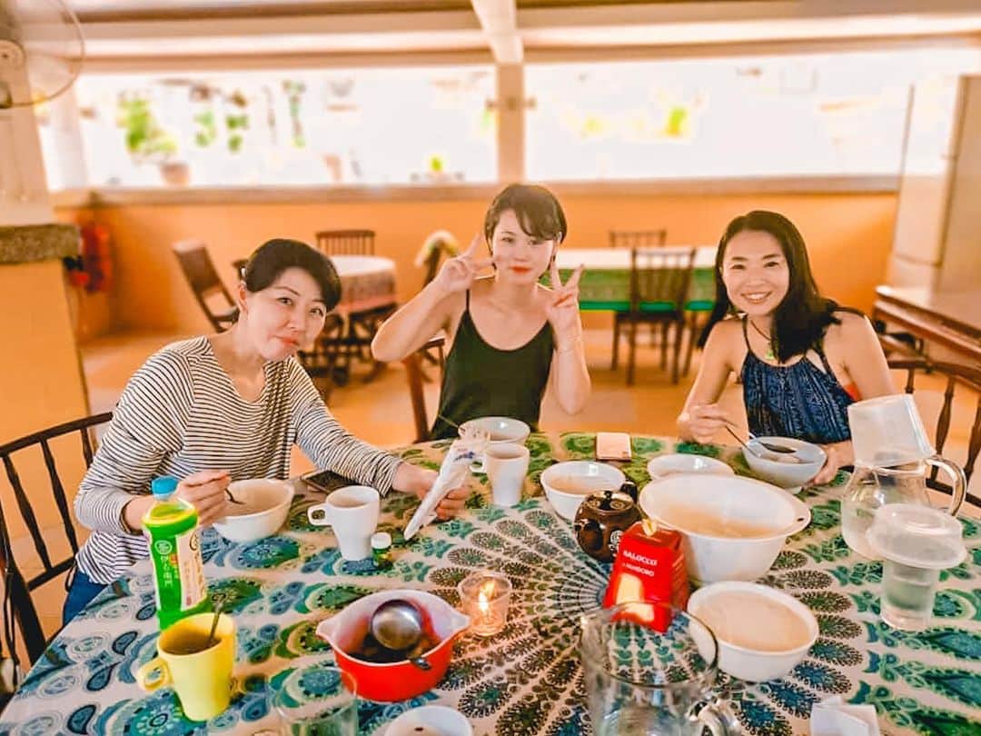 sunaさんのインスタグラム写真 - (sunaInstagram)「We prepared alots of organic foods, played music, and had lunch together on this weekend.  I think it is good to be able to get along with people all of ages, because In Japan, you need to worry about the hierarchical relationship. . 会社のメンバーと女子会したよ🌺 オーガニック食材を集めて、音楽を流してみんなでランチタイム✨✨✨  よく晴れてくれたから暖かくてきもちいー。 こうやって年齢問わず仲良くできるって🇲🇾の良さだと思う！日本だと上下関係やら、やっぱり周りに気を遣わないといけない😀  #旅#旅ジェニック #タビジョと繋がりたい #おうちで旅行気分#jtbで旅したい#マイトリ#ソラタビライフ#ハヤリタビ#tabippo#旅工房#tabichill#ここにitta#タビジェニ #海外旅行#海外旅行好きと繋がりたい#女子旅#anaタビキブン #knt感旅#クアラルンプール#travel_channel#travelphotography#旅行好きな人と繋がりたい #海外旅行好きな人と繋がりたい#joytb#rakutentravel#私と世界遺産#海外旅行のstw#malaysia」11月28日 17時26分 - sofia_muslimjapan
