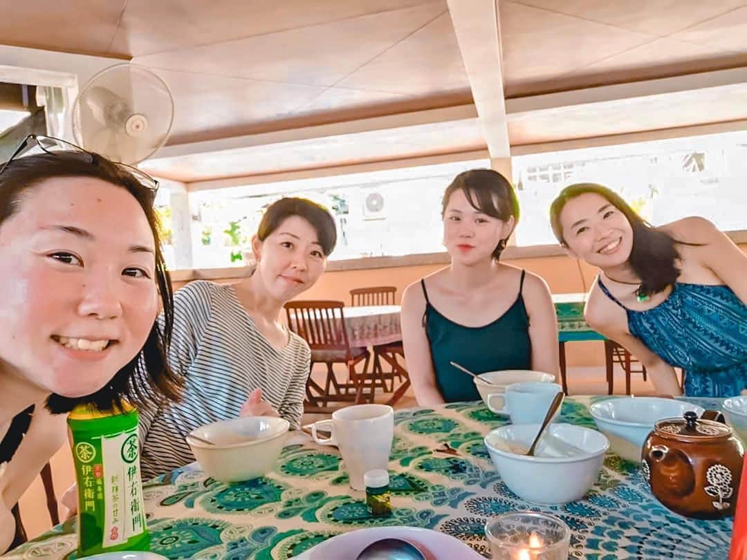sunaさんのインスタグラム写真 - (sunaInstagram)「We prepared alots of organic foods, played music, and had lunch together on this weekend.  I think it is good to be able to get along with people all of ages, because In Japan, you need to worry about the hierarchical relationship. . 会社のメンバーと女子会したよ🌺 オーガニック食材を集めて、音楽を流してみんなでランチタイム✨✨✨  よく晴れてくれたから暖かくてきもちいー。 こうやって年齢問わず仲良くできるって🇲🇾の良さだと思う！日本だと上下関係やら、やっぱり周りに気を遣わないといけない😀  #旅#旅ジェニック #タビジョと繋がりたい #おうちで旅行気分#jtbで旅したい#マイトリ#ソラタビライフ#ハヤリタビ#tabippo#旅工房#tabichill#ここにitta#タビジェニ #海外旅行#海外旅行好きと繋がりたい#女子旅#anaタビキブン #knt感旅#クアラルンプール#travel_channel#travelphotography#旅行好きな人と繋がりたい #海外旅行好きな人と繋がりたい#joytb#rakutentravel#私と世界遺産#海外旅行のstw#malaysia」11月28日 17時26分 - sofia_muslimjapan