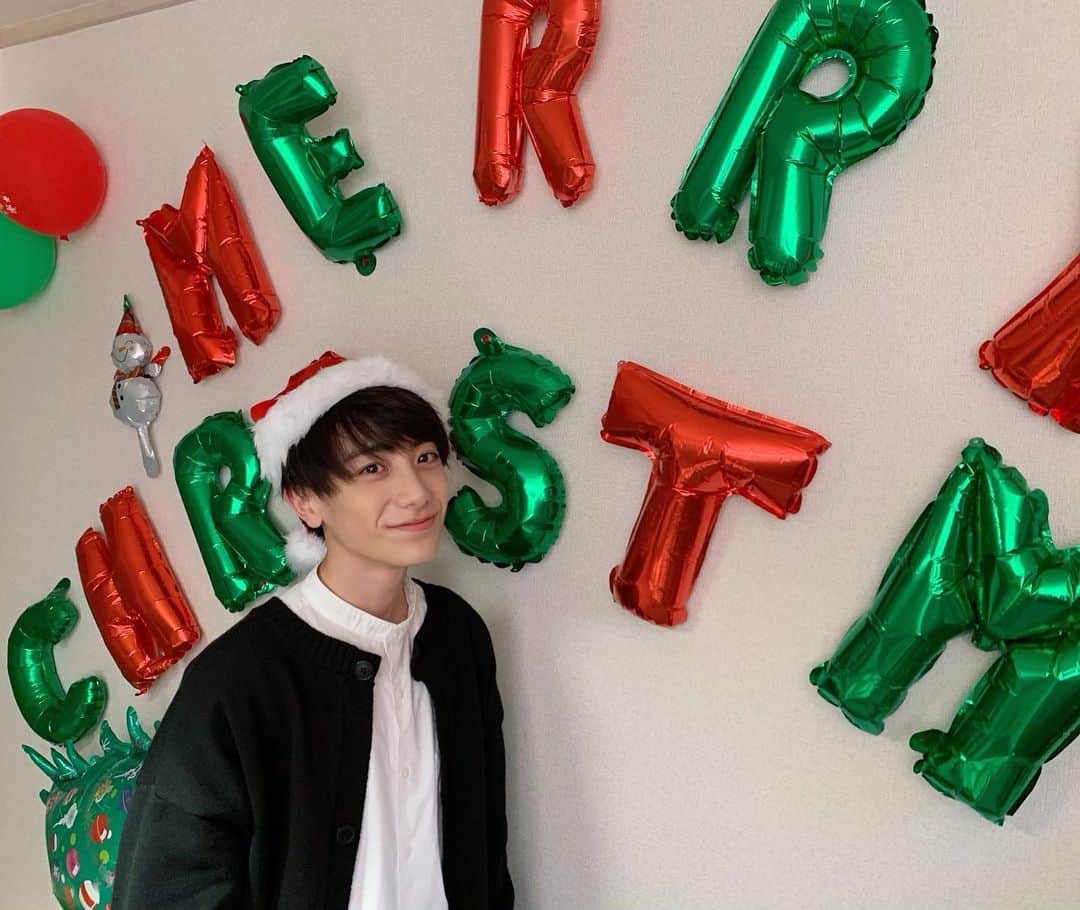 小西詠斗のインスタグラム：「・ 今夜21:55〜「あざとくて何が悪いの？」 出演していますので、是非見てください！😊🎅  そして夜0時からはドラマ「どんぶり委員長」 第6話放送です！もう6話！こちらも是非見てください！🍚🧚‍♂️」
