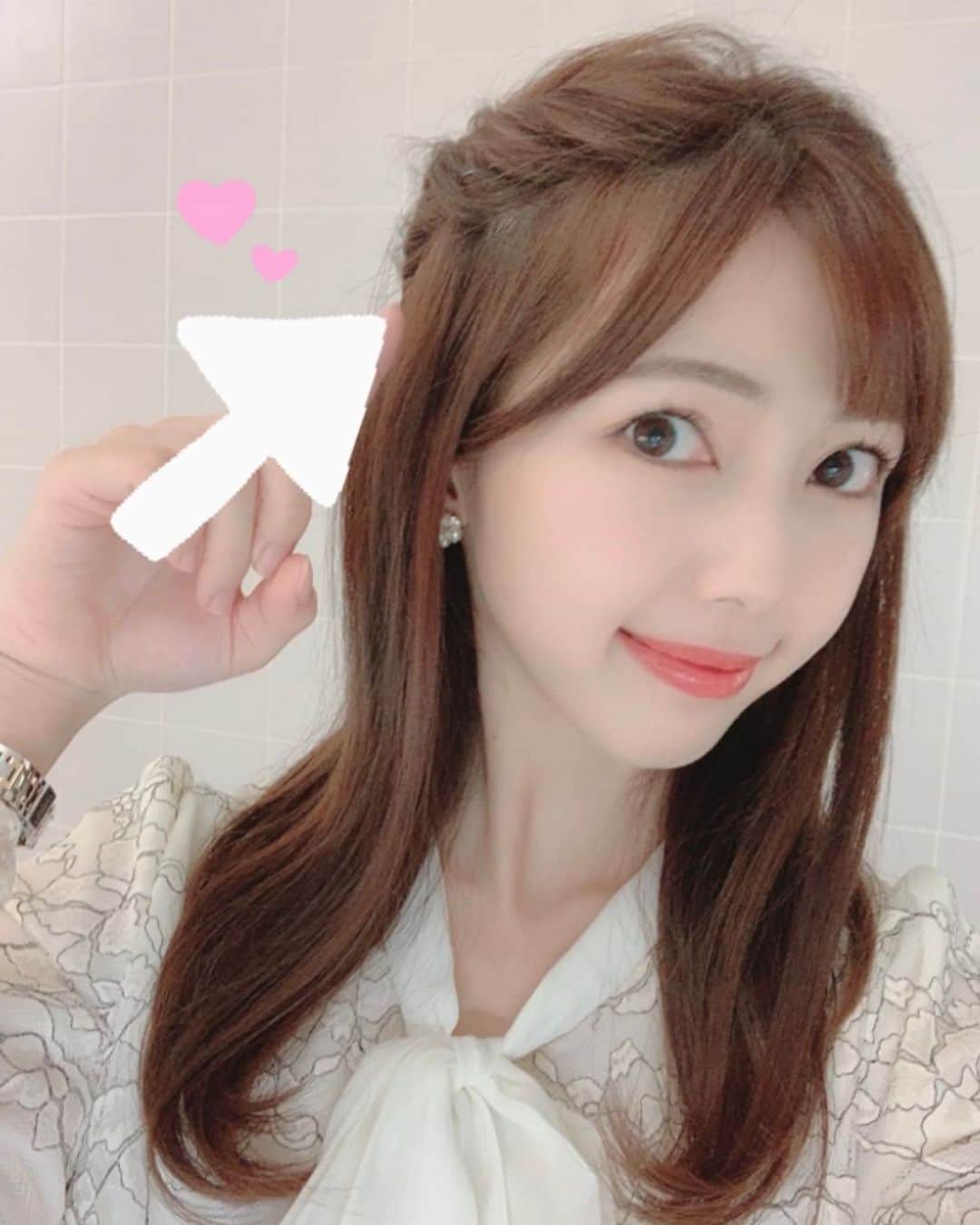 川又智菜美のインスタグラム：「👩💕﻿ 先週は髪のトップ部分を﻿ ねじねじにしてもらいました😆﻿ ﻿ ピン2本くらいでとまっているのですが、﻿ 自分で挑戦してもできないんですよね😭﻿ いつもすごいなぁと感動、感謝してます🙏﻿ ﻿ 明日も日テレNEWSよろしくお願いします💓﻿ ﻿ #日テレNEWS24 #N24 #ヘアアレンジ」