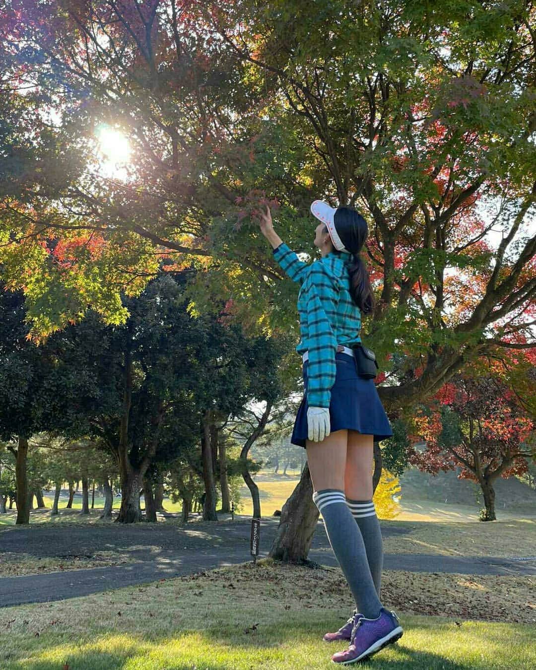 のインスタグラム：「来週は2回、千葉でゴルフの予定です⛳✨10月は1回しか行けなかったけど、11月はたくさんラウンド行けて嬉しかった😆100台前半も安定してきたし、12月もたくさん行けたらいいな🏌仕事でなかなか平日ばかりは難しいけど、ゴルフ場が空いてるから基本的には平日が好きです😁👍 * 今年の紅葉のピークっていつかな🍁写真1枚目は先週の鎌倉（ミナさんが撮ってくれたよ💕）、2枚目は先週の郡山で、3枚目は今週の宇都宮です😊ゴルフっていろんな動物や植物に出会えて、四季折々の自然が身近に楽しめるから好き💕 #鎌倉パブリックゴルフ場 #郡山 #宇都宮 #紅葉 #紅葉🍁 #🍁 #紅葉2020 #ゴルフ #ゴルフ大好き #ゴルフ女子 #ゴルフ男子 #秋ゴルフウェア #秋ゴルフコーデ #ゴルフコーデ #秋ゴルフ #golf #lovegolf #instagolf #golfstagram #ゴルフ好きな人と繋がりたい #ゴルフ女子と繋がりたい #⛳」