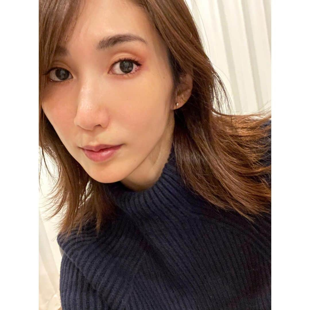 春輝さんのインスタグラム写真 - (春輝Instagram)「お仕事でファーストピアス👂  病院であけて頂いたのですが、全然痛くなくてビックリ😳  何となーく、拘ってとかじゃなく、 たまたまあけずにここまで経過してたという感じ🙉  30歳でピアスデビューするとは思いませんでしたが、これもご縁だと思うので、ホールが安定したら自分の好きなデザインの物を探して楽しもうと思います♪  一応母親にあけていいか尋ねると「あはは、聞かなくても自由にしたら良いじゃないの(笑」と返されました😂  #ピアス#ファーストピアス #春輝#Haruki」11月28日 17時35分 - haruki_o427