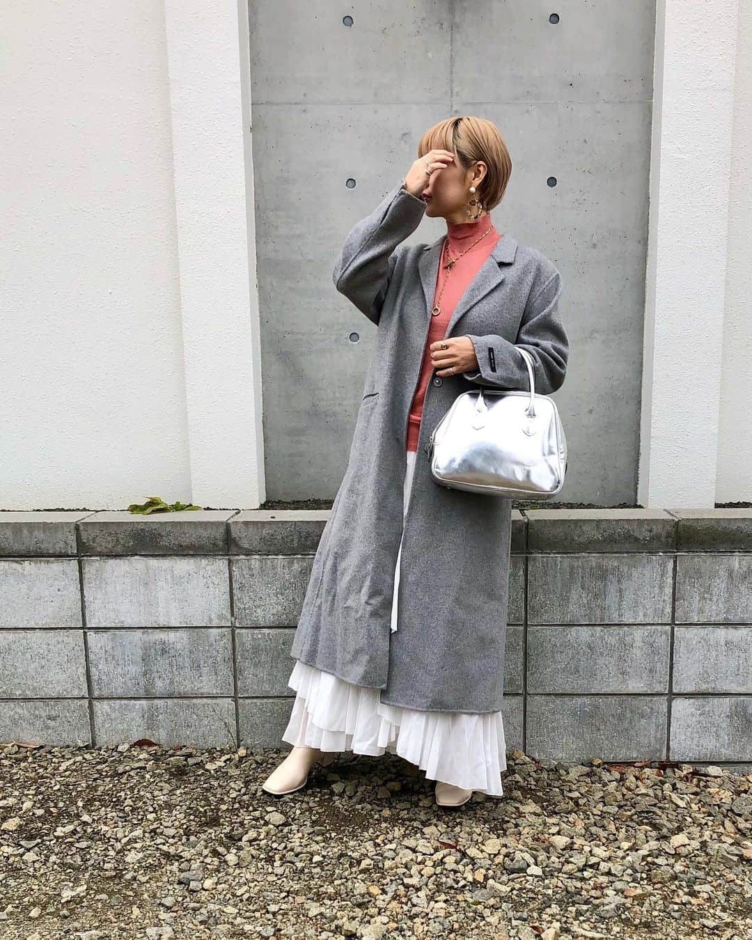 ◆miki◆のインスタグラム：「* * 🍑🍑🍑 * くすみピンク好きにはたまらんよ～ この色～🍑🍑🍑 す～ぐ差し色にしちゃうんだから！  ✔リュクスカシミヤシルク ハイネックニット ピンク/ 38 @23ku_official   「カシミヤシルク」だけあって ほんと1ミリもチクチクせん！ 素っ裸に直で着たとしても 乳首の痒みゼロやわ！！！👏🏻  それにしても 乳の位置低すぎてごめん 多分正解の位置は 10cm上空やと思う  #急になんの話  #乳の話  #ニット @23ku_official  #コート @f.dom_official  #スカート @casa_fline  #バック @commedesgarcons  #ブーツ @peache_select  #ピアス @peachepeace0703n  #ネックレス @in_m_o_o_d  #リング @peache_silver_jewerly  #23区  #23KU_MYSTANDARD #母ちゃんのootd #ママコーデ #ママファッション #アラフォーコーデ #アラフォーファッション #差し色コーデ #差し色ババア #ショート #ハイトーンショート #金髪豚野郎」