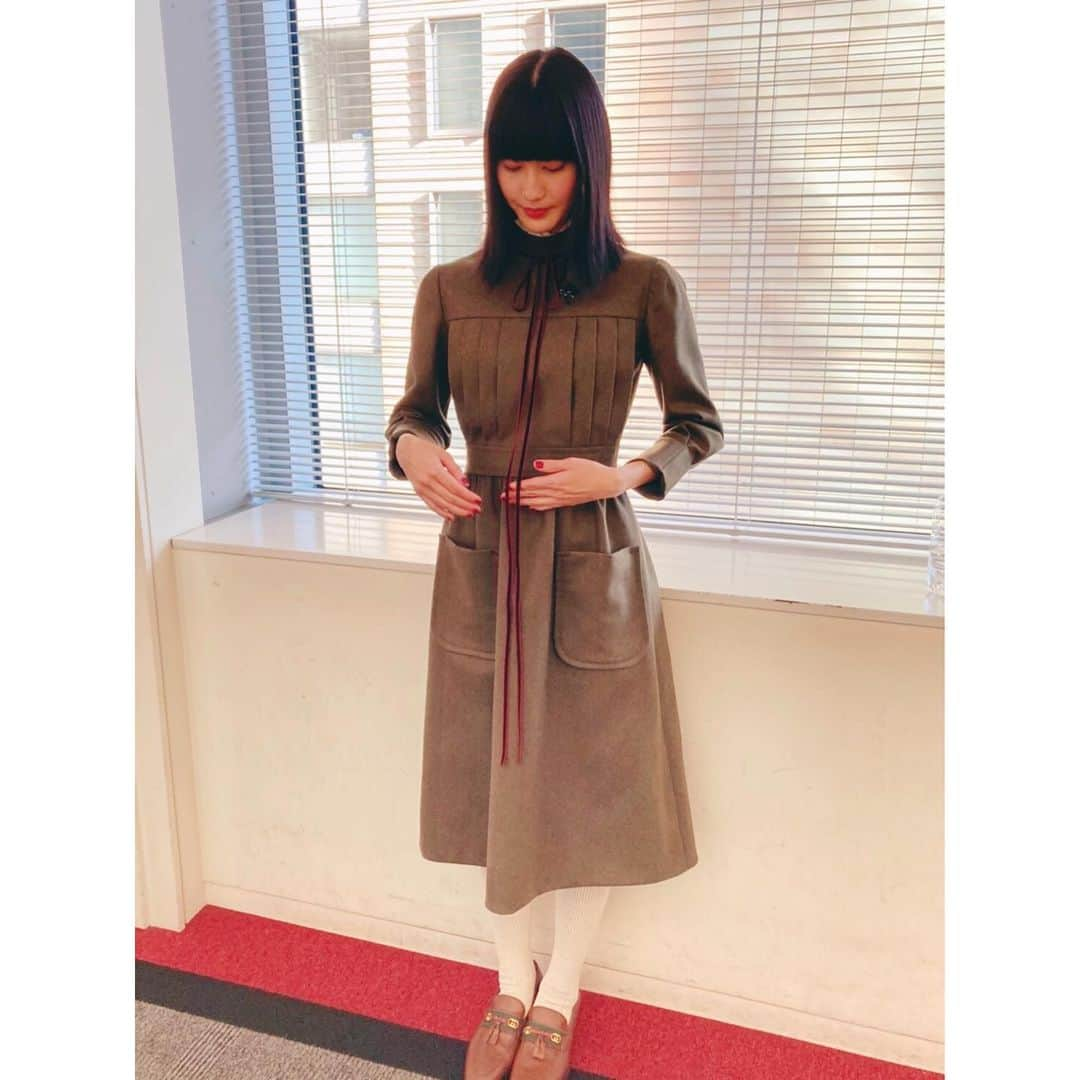 橋本愛さんのインスタグラム写真 - (橋本愛Instagram)「今夜の「世界一受けたい授業」に出演します。 2枚目にあるように、クリスマスリースを作りました。所要時間20分！！ ちょーーかわいいリースができたのでぜひみてね😍  そのあと22時からは「35歳の少女」です！ 今日はプチロリータまなちゃんが見れます。はは 見てやってください。あとでストーリーに超うざい動画あげます。  衣装はまたも最強の お#gucci 様」11月28日 17時40分 - ai__hashimoto