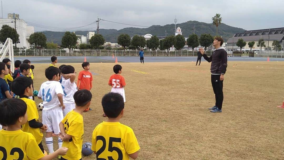 巻誠一郎さんのインスタグラム写真 - (巻誠一郎Instagram)「先日は天草の本渡にてサッカー教室。  天草法人会の主催で今年で僕のサッカー教室8回目だそうです。  毎年天草の子供たちのレベルも上がり続けています。  指導者の皆さんの努力の賜物だと実感してます。  今年は小学校1年生〜3年生でしたが、将来楽しみな子が沢山いました！  #サッカー教室 #天草本渡 #天草法人会 #巻誠一郎」11月28日 17時44分 - makiseiichiro9