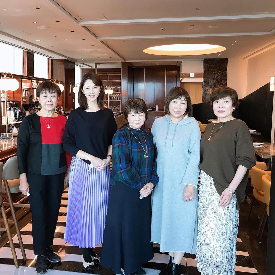 のインスタグラム：「一年ぶりの嬉しい再会✨ at  AOYAMA GRAND HOTEL @aoyamagrand  ・ 昨年、コンラッドホテル @conrad_tokyo で ヴォジョレーヌーボー解禁日 エグゼクティブソムリエ森覚さんと各ジャンルの料理長とコラボした食イベントに来てくださった皆様が 私プロデュースの薬膳ハーブティーを飲みにきてくださいました❤️ なんて嬉しいことでしょう！ ・ ちょうど納品時に再会✨ この後、撮影の仕事を控えてたので 私はノーメイクですがw 一緒に記念撮影できました📸 ・ イベントがきっかけで ご縁いただきその後も繋がることが出来て私は幸せです✨ いつも応援ありがとうございます❤️ ・ ・ #aoyamagrandhotel  #afternoontea  #herbtea  #instagood  #instabeauty  #beautyfoods  #healthyfood #嬉しい再会に感謝  #いつも応援ありがとうございます  #漢方スタイリスト #薬膳ハーブティー  #gracesbeaute  #mrs.keitea #model 芦田桂子 #感謝」