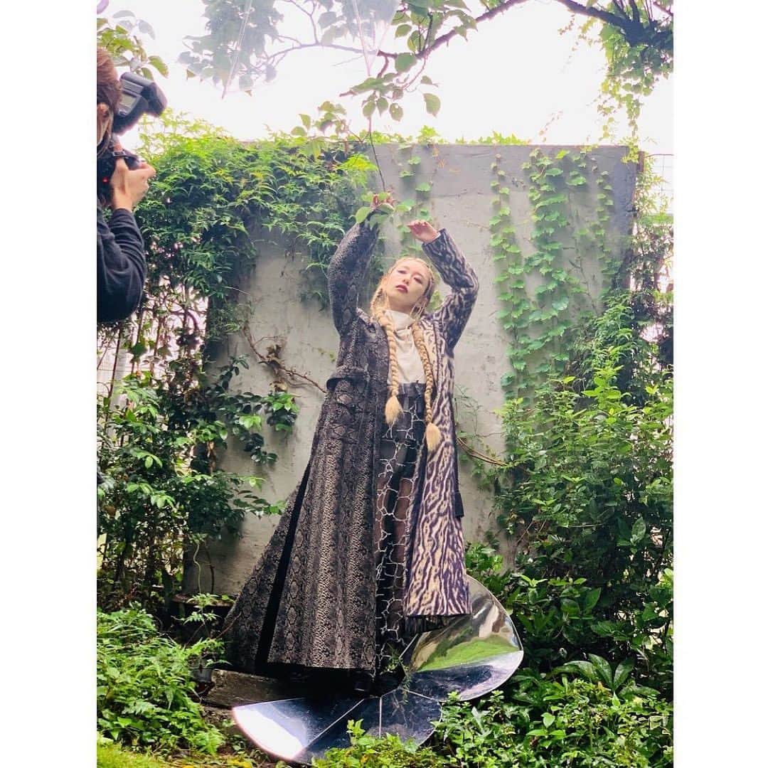 進藤郁子のインスタグラム：「明日はミリヤ ちゃんの武道館ライブ❤️ . この写真はカバーアルバムの撮影時のもの。 この撮影も素敵な時間でした。 . 明日はライブ配信も行うみたいですので、皆さま是非。 .  ／ 「加藤ミリヤ15th Anniversary MILIYAH BUDOKAN 2020」 配信視聴チケット発売開始！！ ＼  ■日程 11月29日(日) 18:00開演予定  ■チケット購入 PIA LIVE STREAM https://w.pia.jp/t/miliyah15th/ Stagecrowd https://stagecrowd.live/3960144164/ WOWOWメンバーズオンデマンドでの生配信も実施 https://www.wowow.co.jp/miliyah/  ■配信視聴チケット料金 3,900円（税込） ※アーカイブ配信有  #repost @miliyahtokyo via @PhotoAroundApp  みんなでアイデアを出し合って創っていくこの感じがうれしい。ねえみんなありがとう。 これ私にしか出来ないって思えることが出来ることがうれしい。  #ニューアルバム #カバーアルバム出すよ」