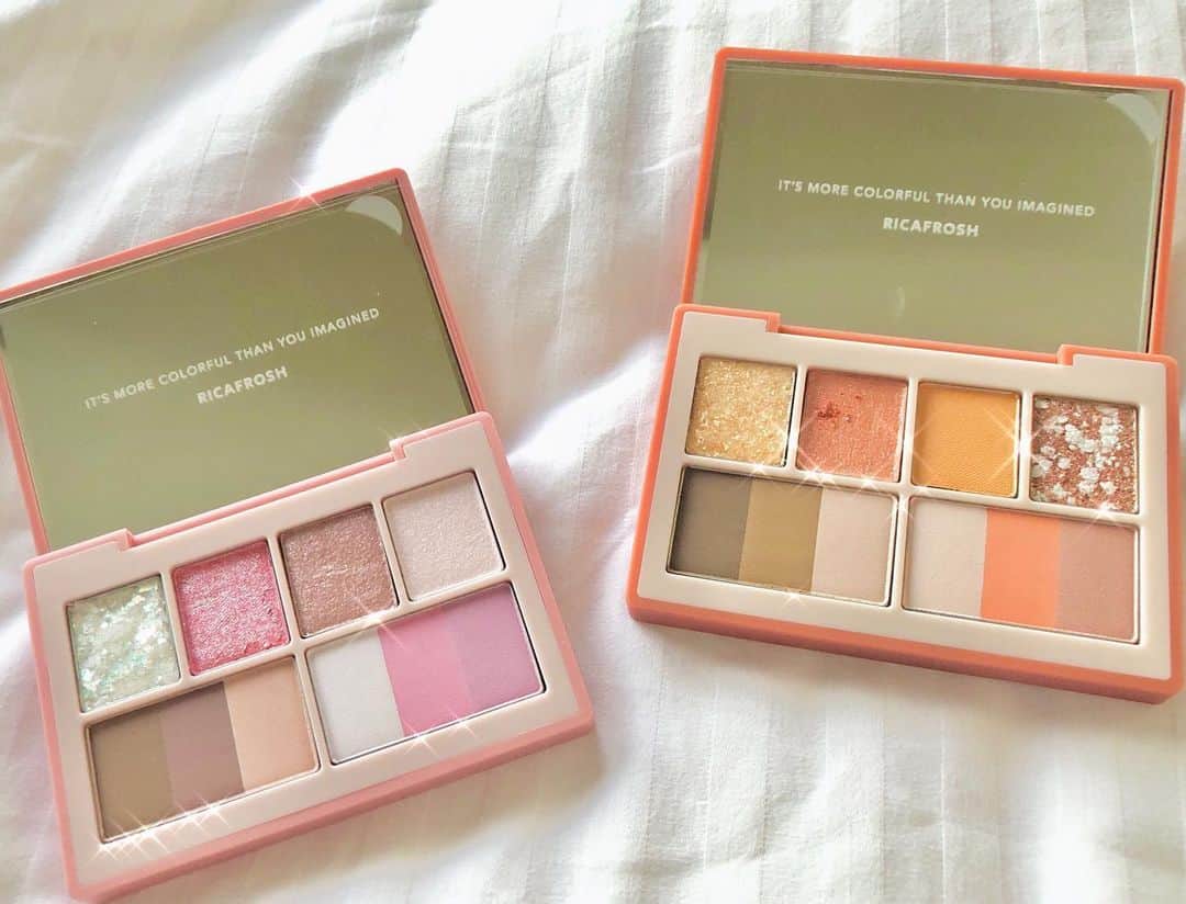 トリイクニコのインスタグラム：「ねー！うれしー！！！！  めっちゃ可愛いパレットが届いた🎨🧡 アイシャドウ.アイブロウ.チークが1つになってるよ☺︎  ホログラムげろかわ♡  @iamyukaf  ありがとーう🙏🏻✨ 早速使わせてもらいます😆  私はオレンジが好み🍊🧡  #ricafrosh  #マルチパレット」