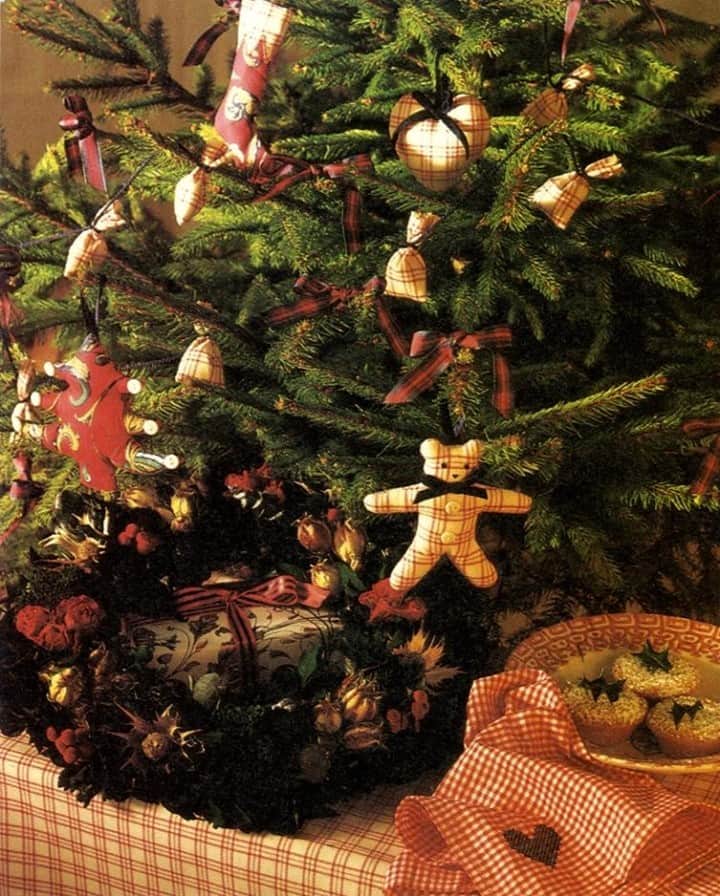 ローラアシュレイのインスタグラム：「As we approach the start of December, many are putting their Christmas decorations up earlier than usual following what has been a difficult year for everyone. ⁣ ⁣ We hope that all of our followers can find festive cheer and happiness in decorating this year. ⁣ ⁣ #BringingChristmasHome⁣ ⁣ 📷 𝘐𝘮𝘢𝘨𝘦 𝘧𝘳𝘰𝘮 𝘰𝘶𝘳 1993 '𝘐𝘥𝘦𝘢𝘴 𝘧𝘰𝘳 𝘎𝘪𝘷𝘪𝘯𝘨' 𝘤𝘢𝘵𝘢𝘭𝘰𝘨𝘶𝘦」