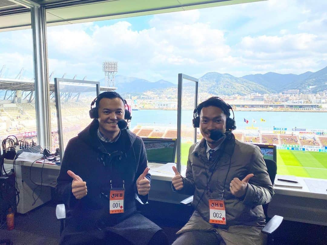 三好ジェームスのインスタグラム：「今日はギラヴァンツ北九州とファジアーノ岡山の試合の実況でした。  解説は松岡康暢さん。  北九州の沖縄出身、新垣選手が得点し、岡山の沖縄出身、上門選手も得点し、ウチナーンチュ祭りでテンション上がった。 お疲れ様でした！  #DAZN#j2#jleague#Jリーグ#ギラヴァンツ北九州#ファジアーノ岡山#ギラヴァンツ#ファジアーノ#北九州#岡山#soccer#サッカー#football#新垣貴之 選手#上門知樹 選手#うちなーんちゅ #松岡康暢 さん」
