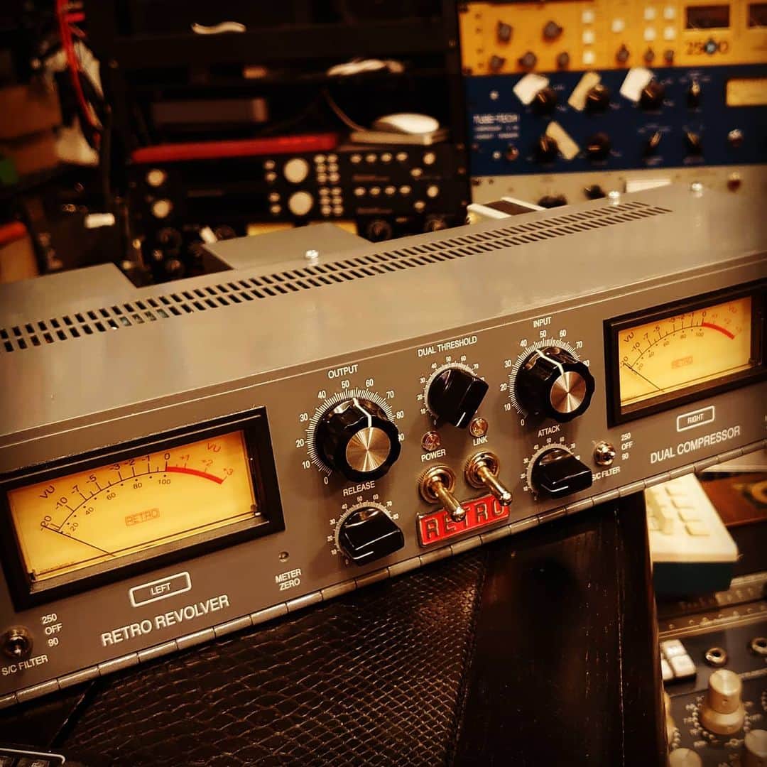 鈴木Daichi秀行のインスタグラム：「My new gear. RETRO REVOLVER #retroinstruments  #studiolife #自宅スタジオ  #DAW」